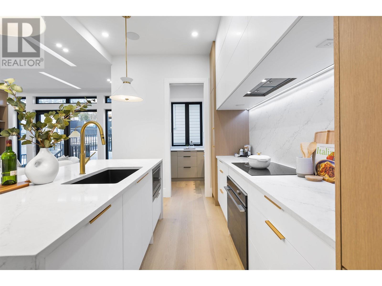 Listing Picture 13 of 35 : 4967 GEORGIA STREET, Burnaby / 本拿比 - 魯藝地產 Yvonne Lu Group - MLS Medallion Club Member