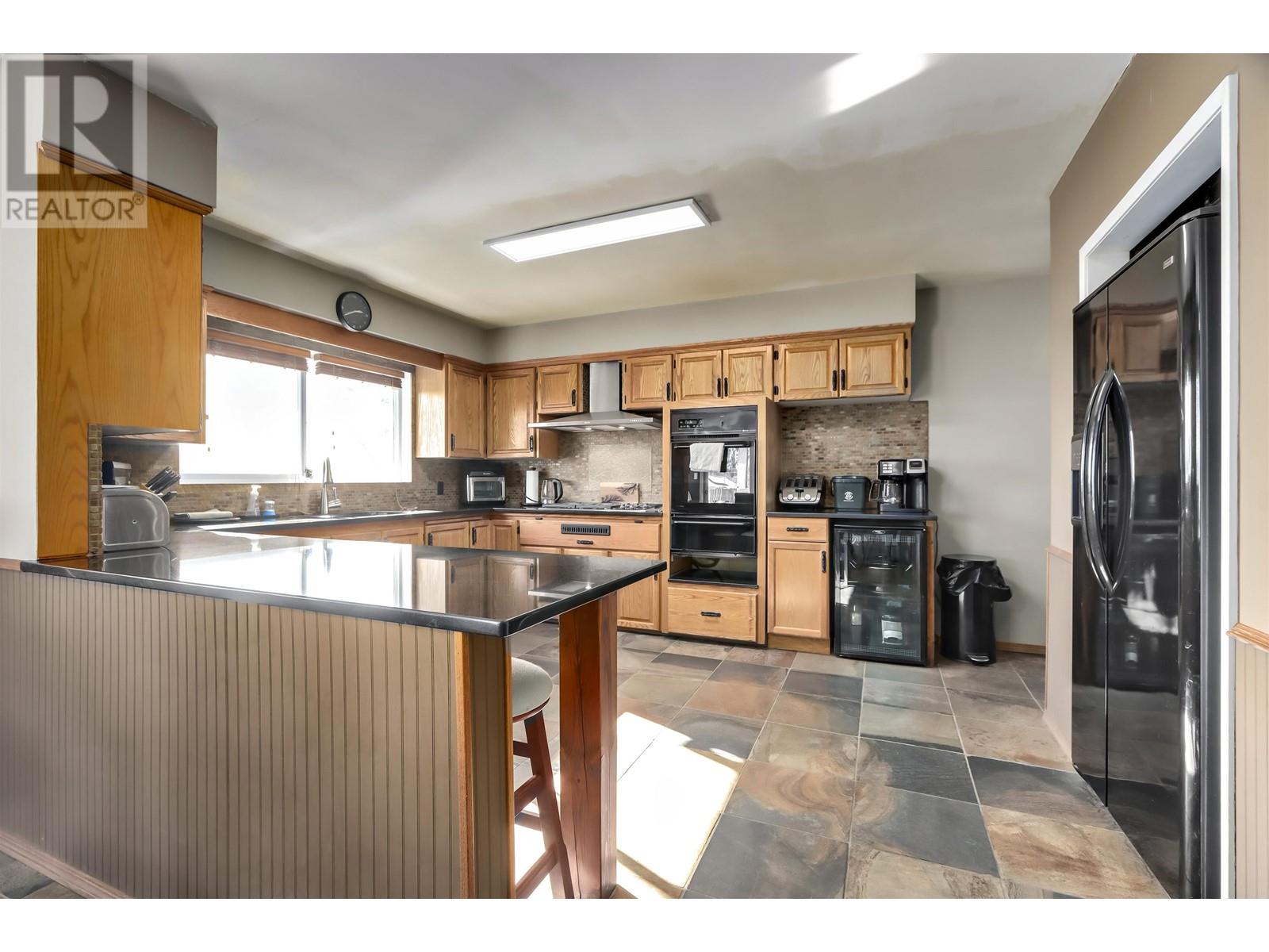 Listing Picture 7 of 28 : 8018 13TH AVENUE, Burnaby / 本拿比 - 魯藝地產 Yvonne Lu Group - MLS Medallion Club Member