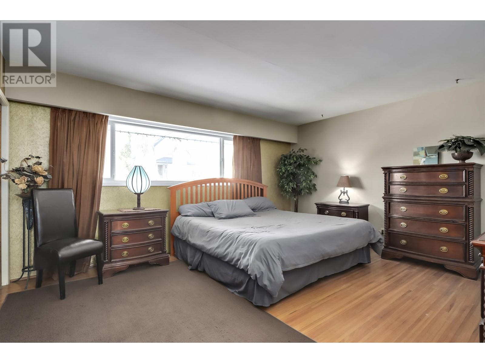 Listing Picture 18 of 28 : 8018 13TH AVENUE, Burnaby / 本拿比 - 魯藝地產 Yvonne Lu Group - MLS Medallion Club Member