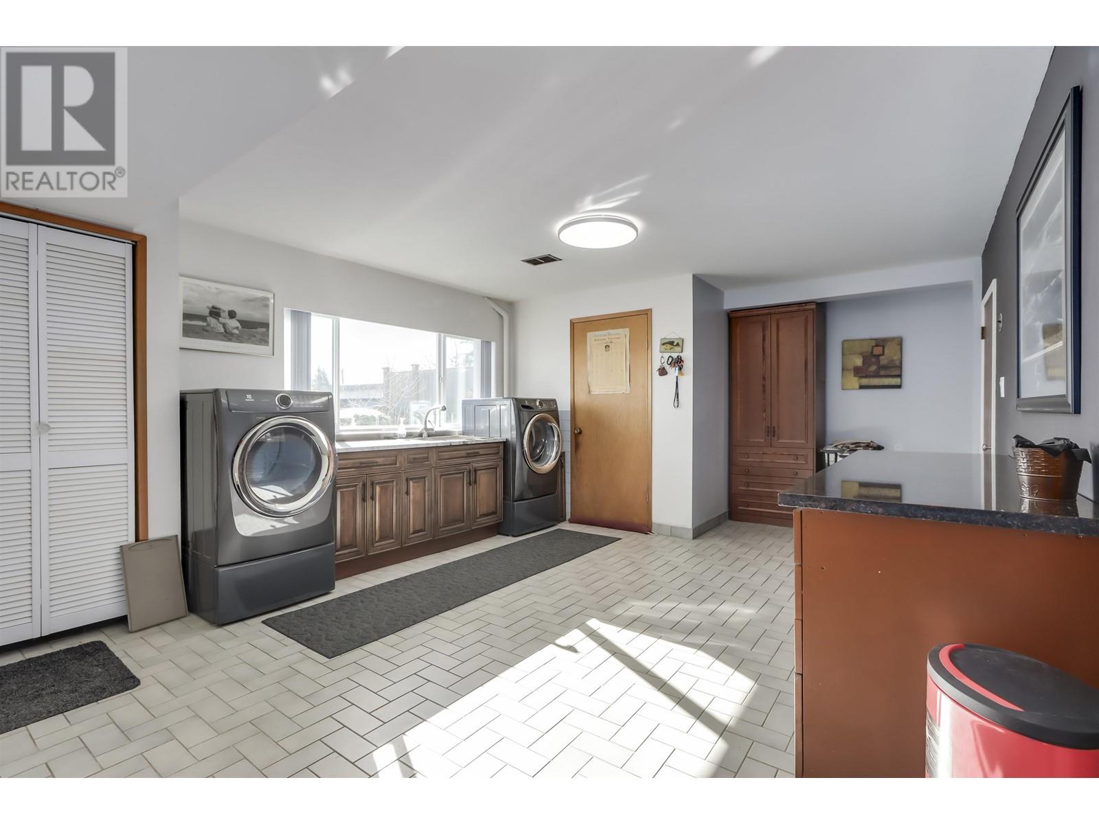 Listing Picture 23 of 28 : 8018 13TH AVENUE, Burnaby / 本拿比 - 魯藝地產 Yvonne Lu Group - MLS Medallion Club Member