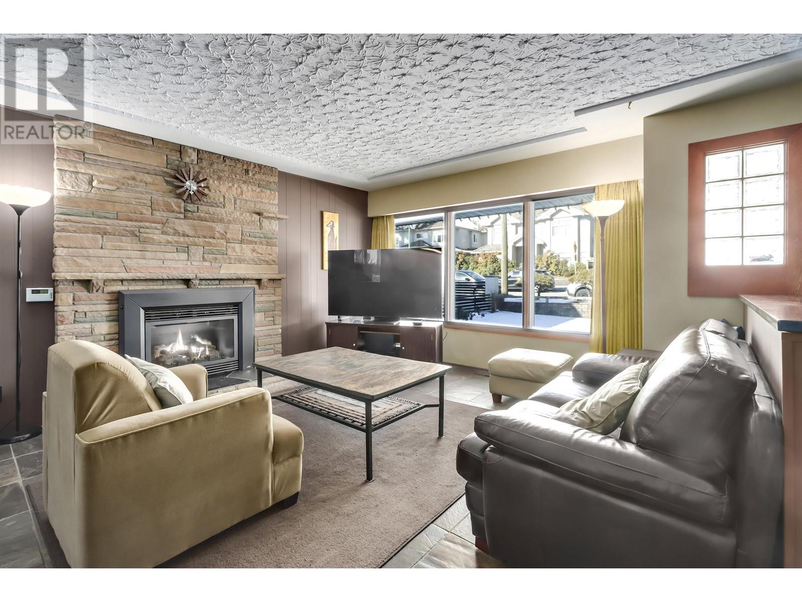 Listing Picture 2 of 28 : 8018 13TH AVENUE, Burnaby / 本拿比 - 魯藝地產 Yvonne Lu Group - MLS Medallion Club Member