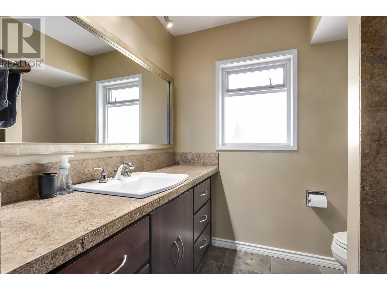 Listing Picture 15 of 28 : 8018 13TH AVENUE, Burnaby / 本拿比 - 魯藝地產 Yvonne Lu Group - MLS Medallion Club Member