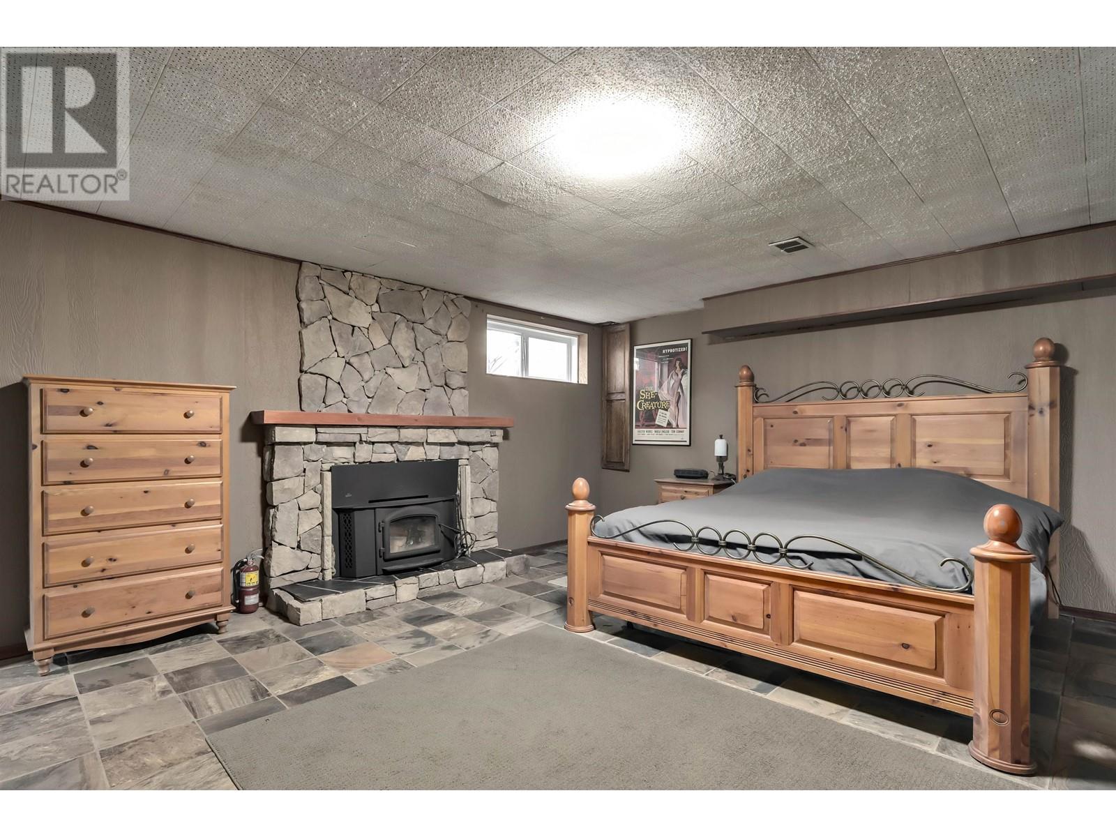Listing Picture 19 of 28 : 8018 13TH AVENUE, Burnaby / 本拿比 - 魯藝地產 Yvonne Lu Group - MLS Medallion Club Member