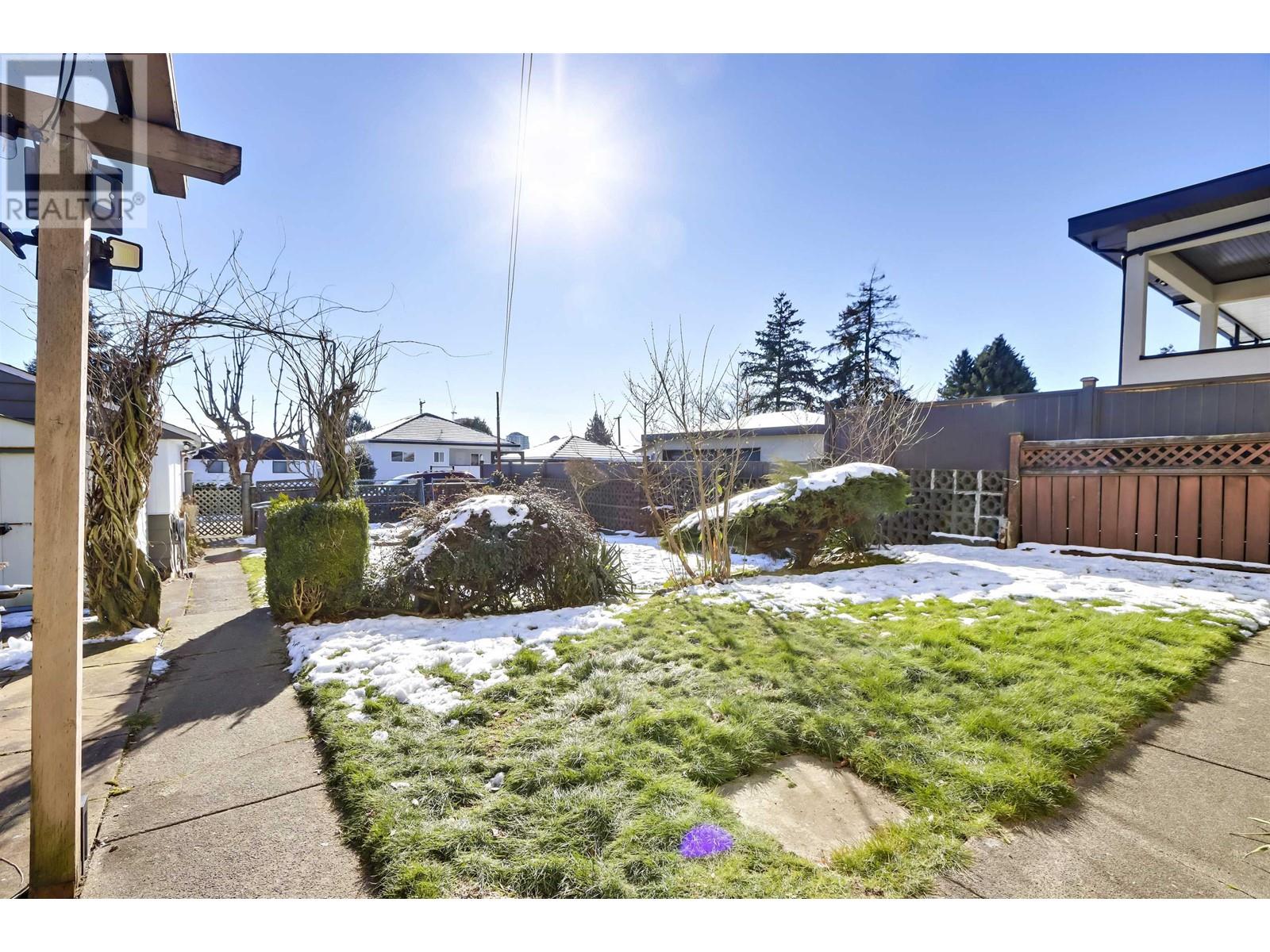 Listing Picture 26 of 28 : 8018 13TH AVENUE, Burnaby / 本拿比 - 魯藝地產 Yvonne Lu Group - MLS Medallion Club Member