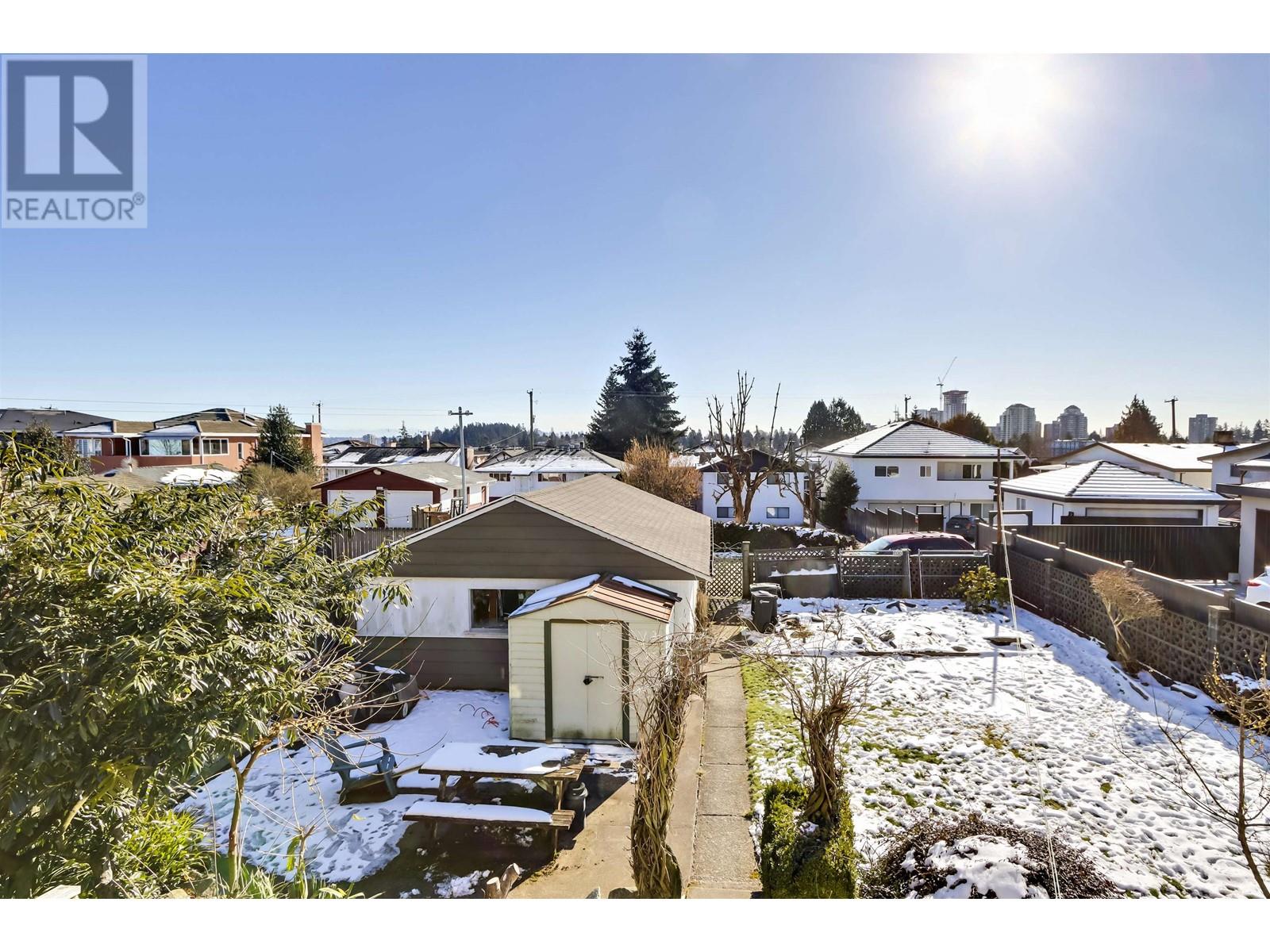 Listing Picture 13 of 28 : 8018 13TH AVENUE, Burnaby / 本拿比 - 魯藝地產 Yvonne Lu Group - MLS Medallion Club Member