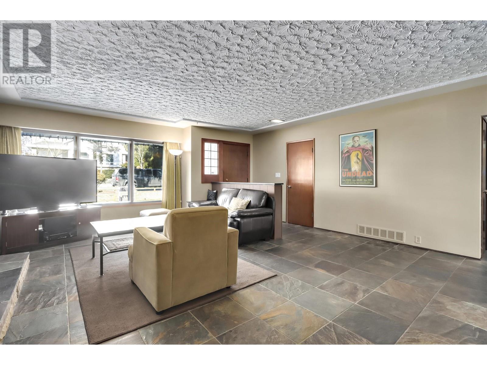 Listing Picture 5 of 28 : 8018 13TH AVENUE, Burnaby / 本拿比 - 魯藝地產 Yvonne Lu Group - MLS Medallion Club Member