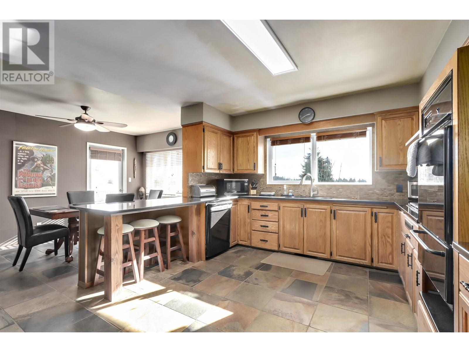 Listing Picture 8 of 28 : 8018 13TH AVENUE, Burnaby / 本拿比 - 魯藝地產 Yvonne Lu Group - MLS Medallion Club Member