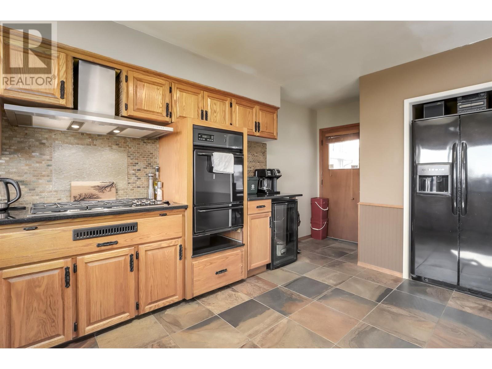 Listing Picture 9 of 28 : 8018 13TH AVENUE, Burnaby / 本拿比 - 魯藝地產 Yvonne Lu Group - MLS Medallion Club Member