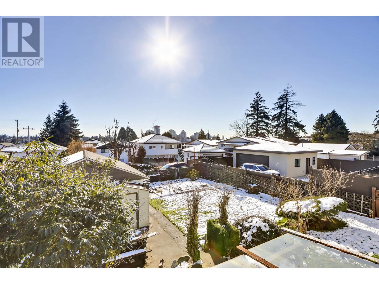 Listing Picture 14 of 28 : 8018 13TH AVENUE, Burnaby / 本拿比 - 魯藝地產 Yvonne Lu Group - MLS Medallion Club Member