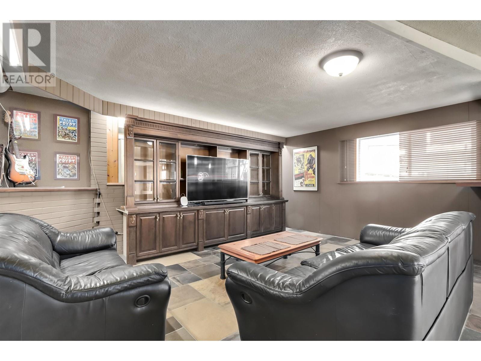 Listing Picture 20 of 28 : 8018 13TH AVENUE, Burnaby / 本拿比 - 魯藝地產 Yvonne Lu Group - MLS Medallion Club Member