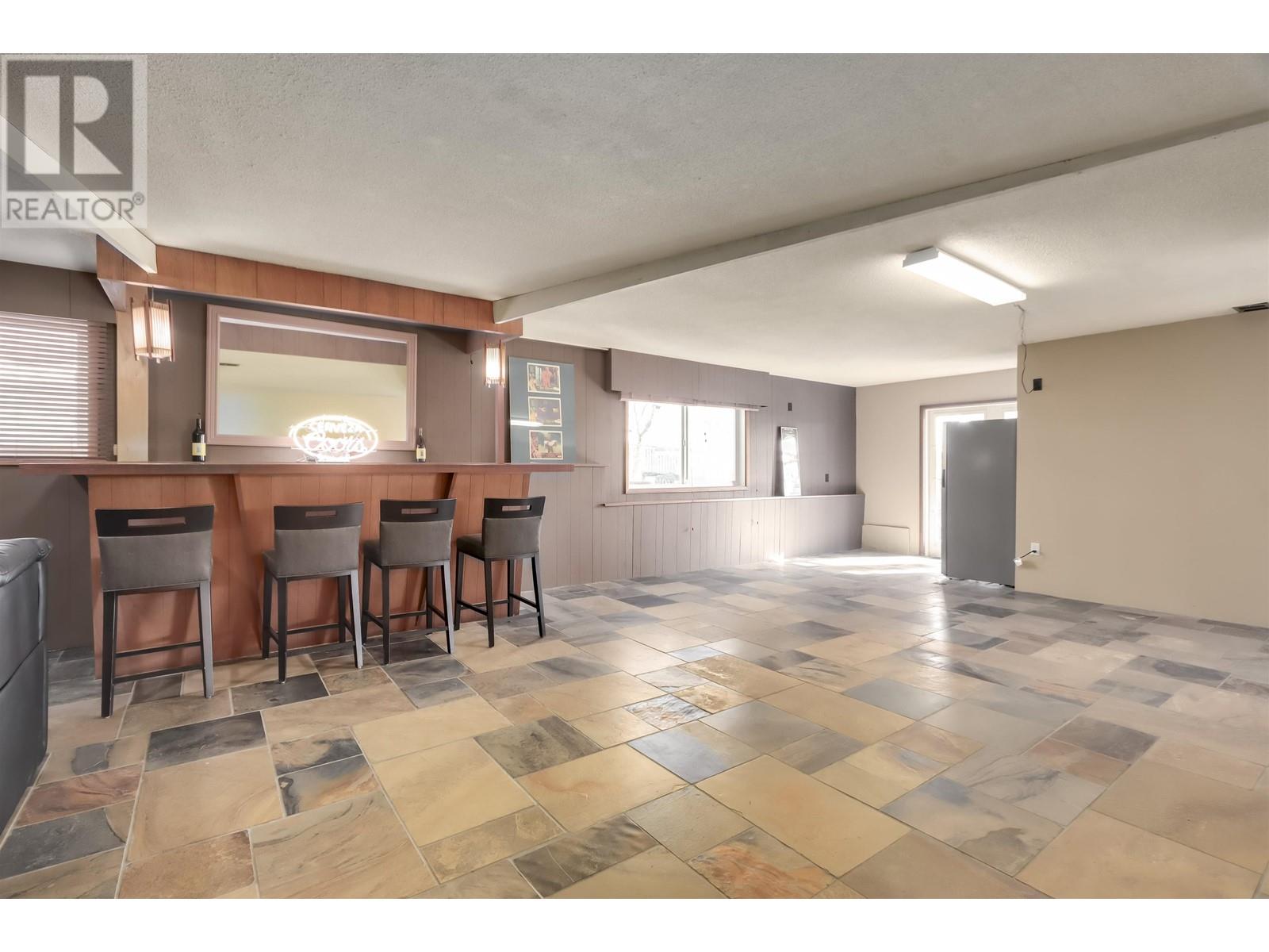 Listing Picture 21 of 28 : 8018 13TH AVENUE, Burnaby / 本拿比 - 魯藝地產 Yvonne Lu Group - MLS Medallion Club Member