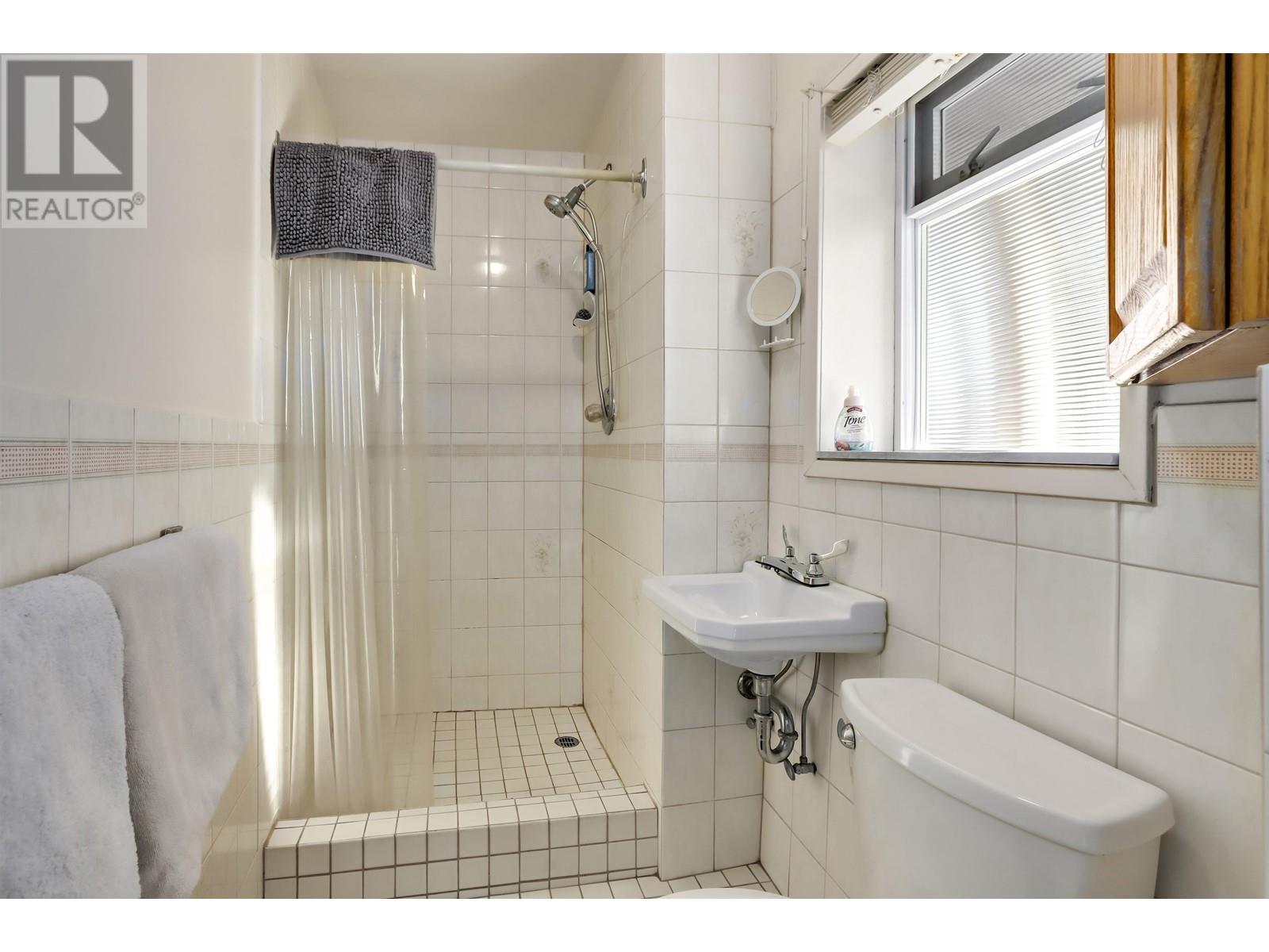 Listing Picture 24 of 28 : 8018 13TH AVENUE, Burnaby / 本拿比 - 魯藝地產 Yvonne Lu Group - MLS Medallion Club Member