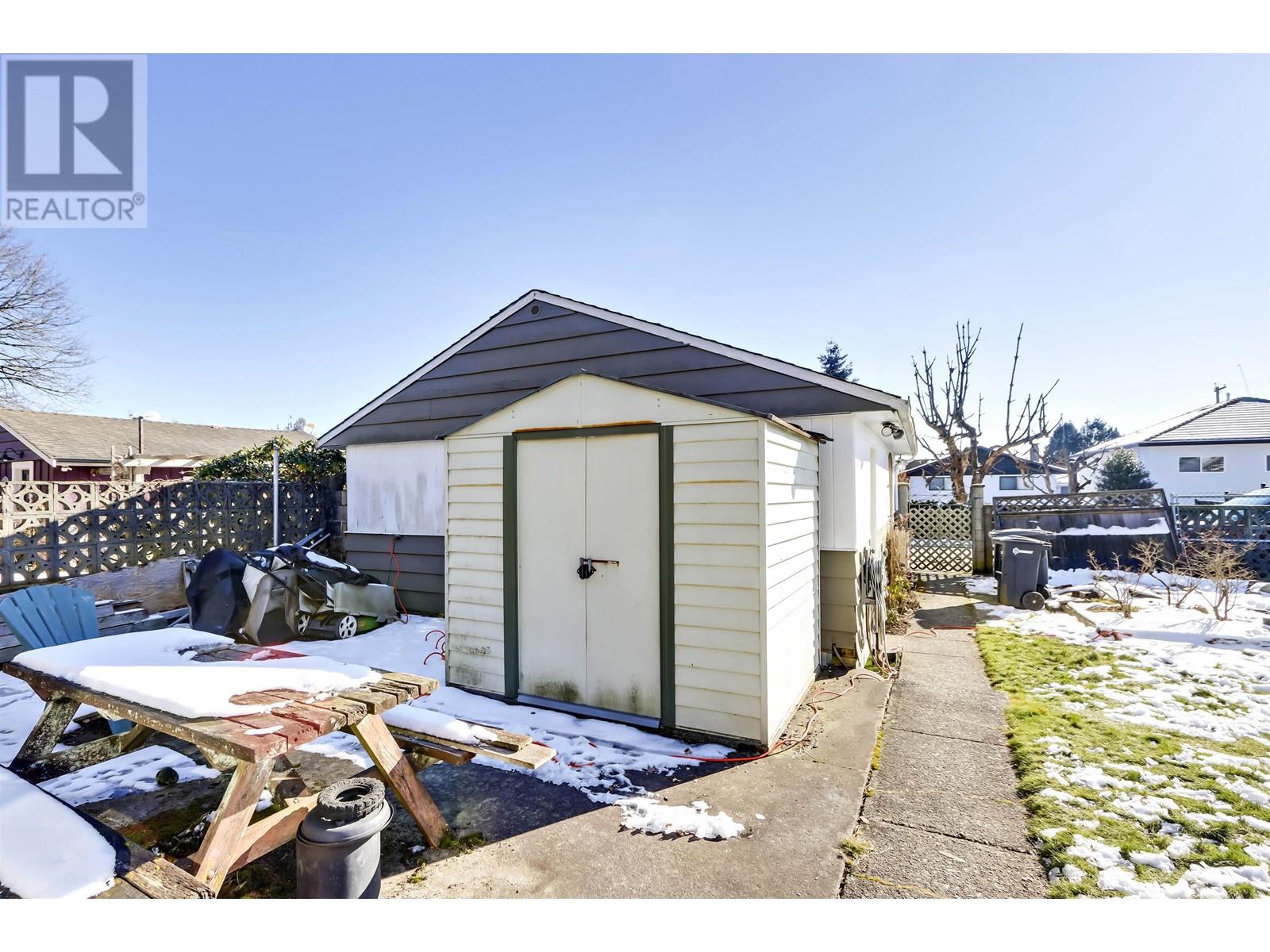 Listing Picture 27 of 28 : 8018 13TH AVENUE, Burnaby / 本拿比 - 魯藝地產 Yvonne Lu Group - MLS Medallion Club Member