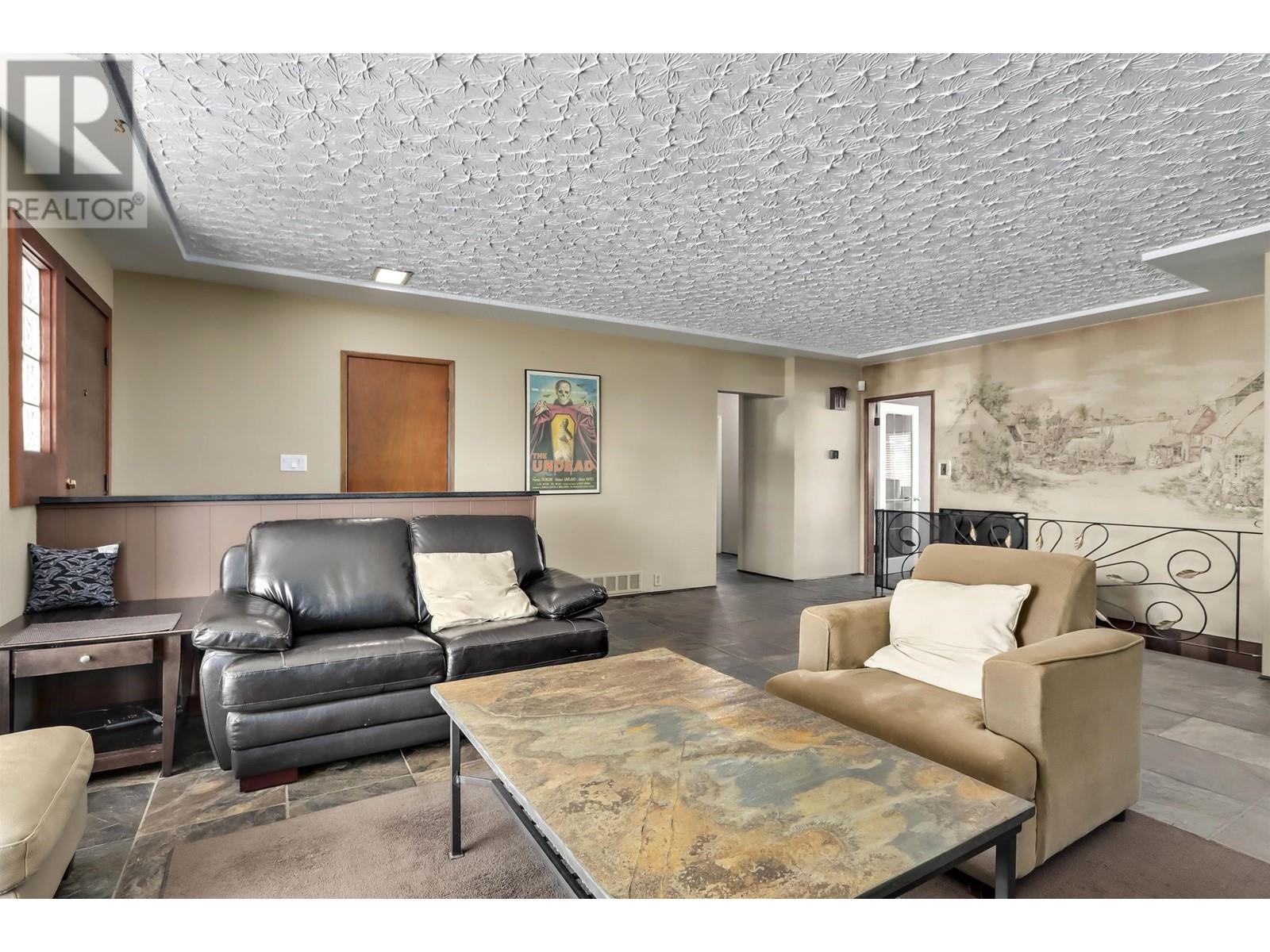 Listing Picture 4 of 28 : 8018 13TH AVENUE, Burnaby / 本拿比 - 魯藝地產 Yvonne Lu Group - MLS Medallion Club Member