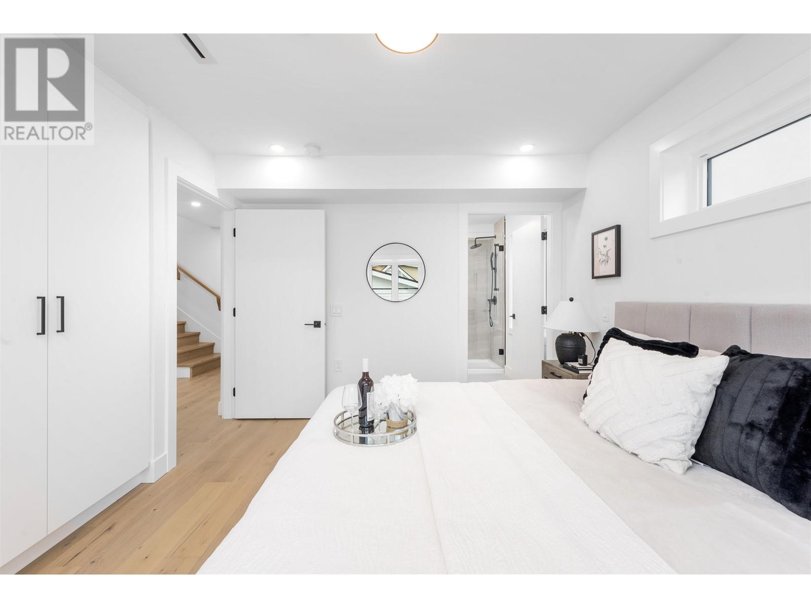 Listing Picture 16 of 26 : 2 1328 E 35TH AVENUE, Vancouver / 溫哥華 - 魯藝地產 Yvonne Lu Group - MLS Medallion Club Member