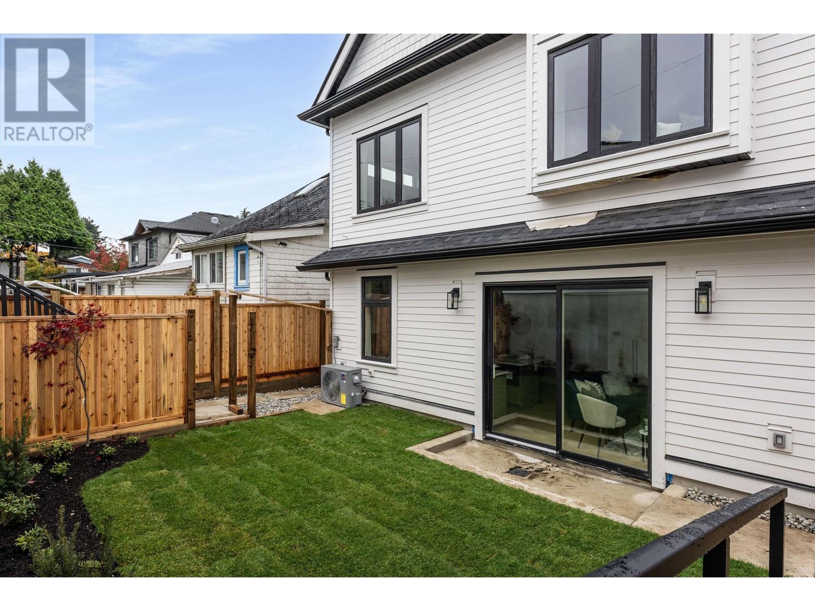 Listing Picture 25 of 26 : 2 1328 E 35TH AVENUE, Vancouver / 溫哥華 - 魯藝地產 Yvonne Lu Group - MLS Medallion Club Member