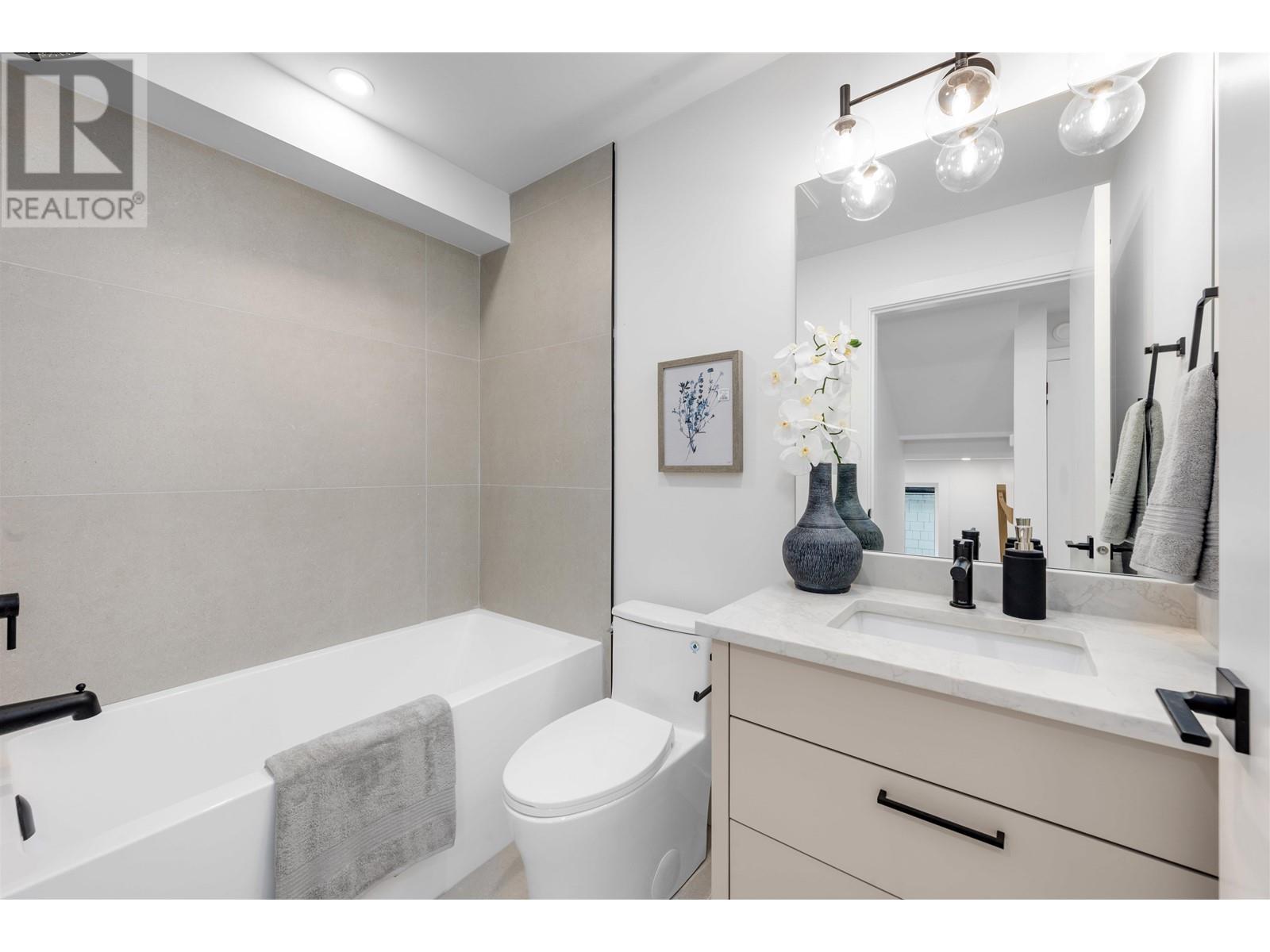 Listing Picture 11 of 26 : 2 1328 E 35TH AVENUE, Vancouver / 溫哥華 - 魯藝地產 Yvonne Lu Group - MLS Medallion Club Member