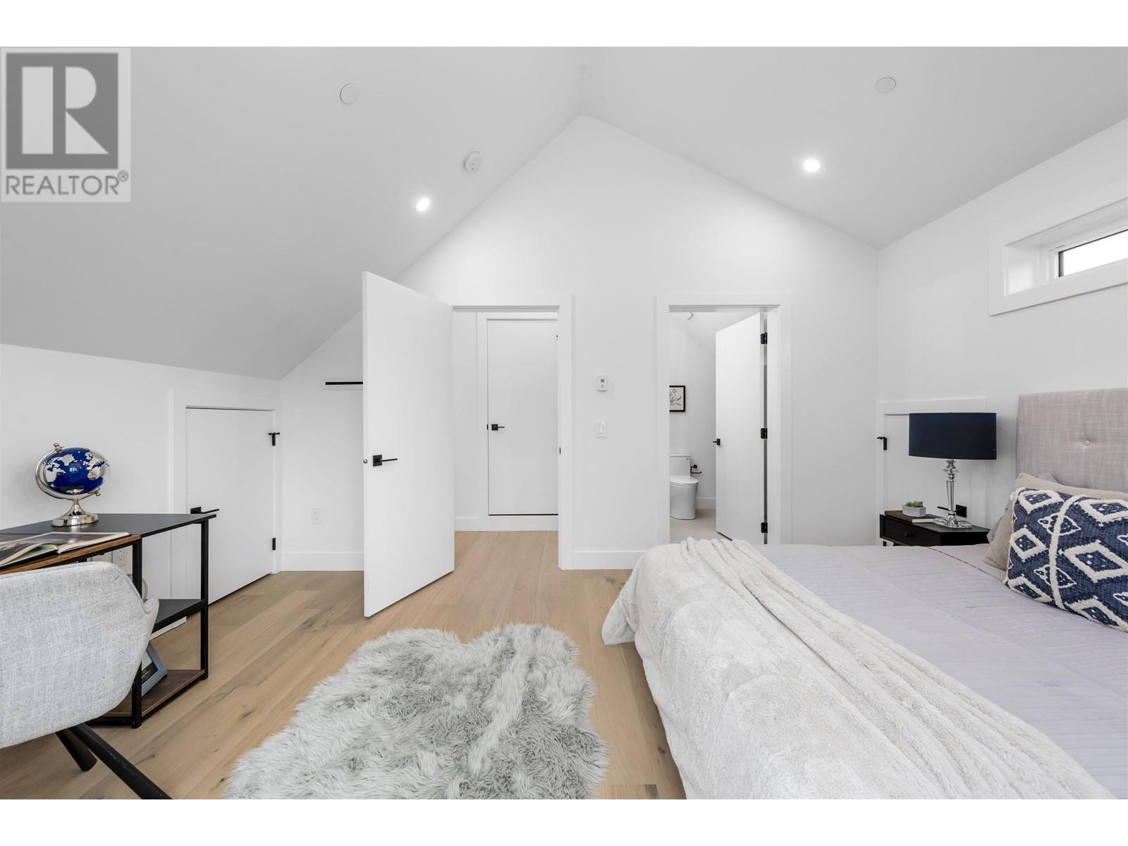 Listing Picture 20 of 26 : 2 1328 E 35TH AVENUE, Vancouver / 溫哥華 - 魯藝地產 Yvonne Lu Group - MLS Medallion Club Member