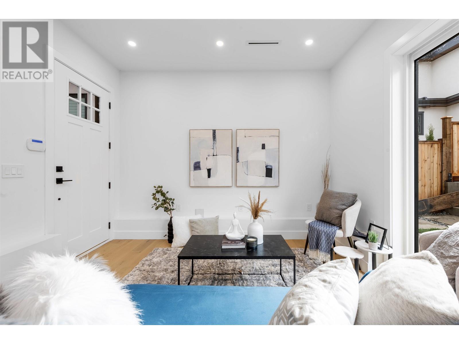 Listing Picture 3 of 26 : 2 1328 E 35TH AVENUE, Vancouver / 溫哥華 - 魯藝地產 Yvonne Lu Group - MLS Medallion Club Member