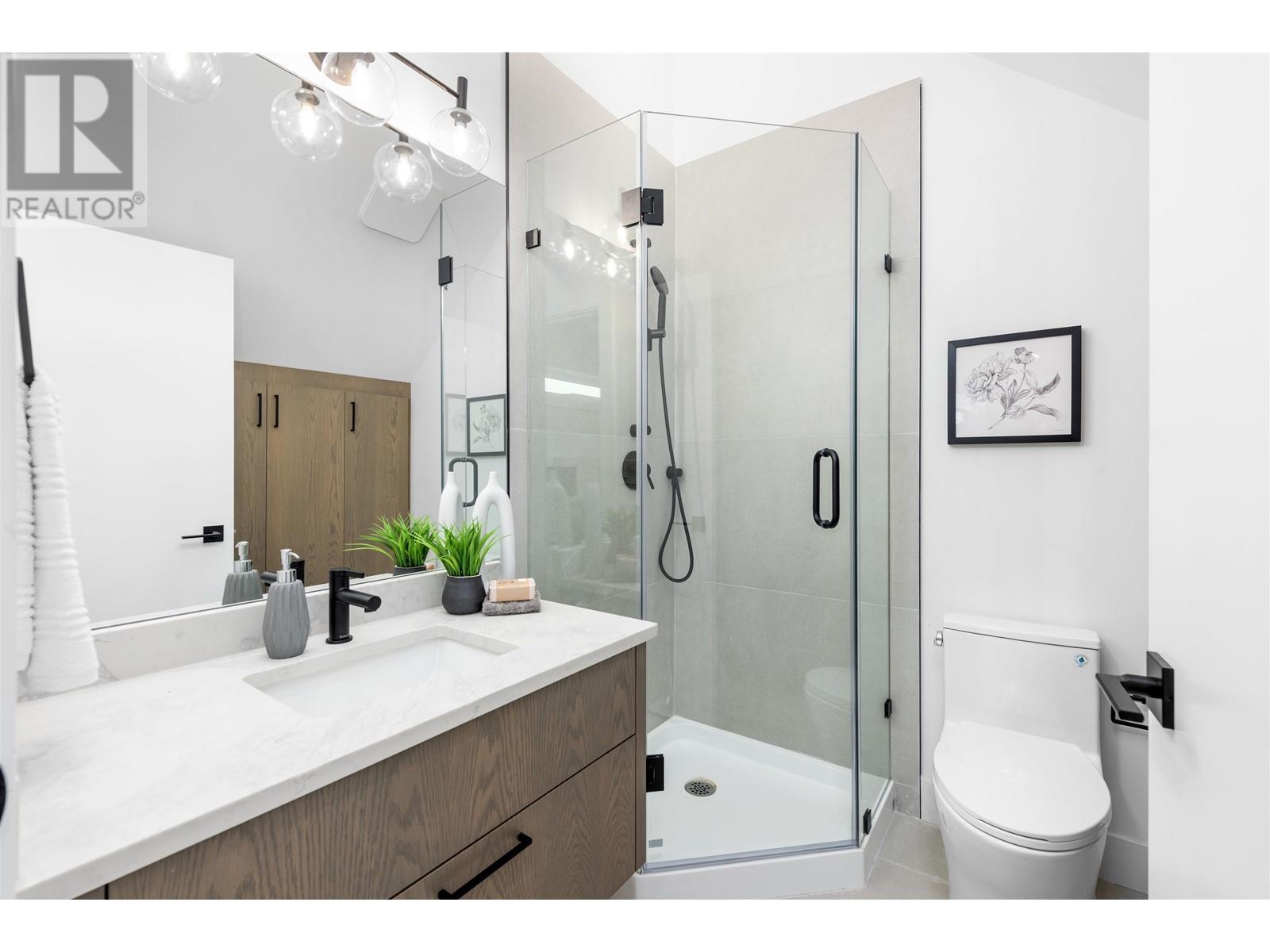 Listing Picture 21 of 26 : 2 1328 E 35TH AVENUE, Vancouver / 溫哥華 - 魯藝地產 Yvonne Lu Group - MLS Medallion Club Member