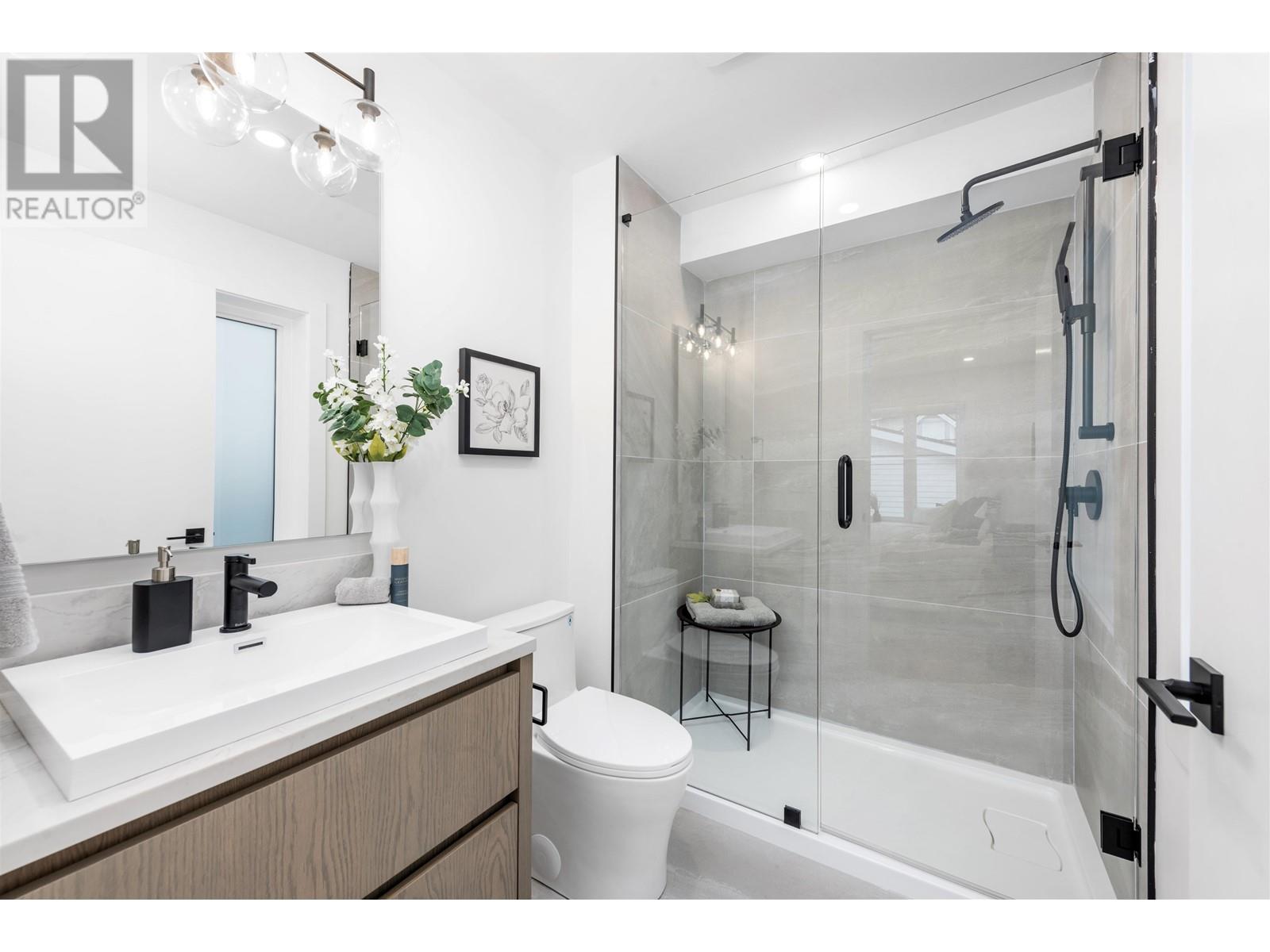 Listing Picture 17 of 26 : 2 1328 E 35TH AVENUE, Vancouver / 溫哥華 - 魯藝地產 Yvonne Lu Group - MLS Medallion Club Member