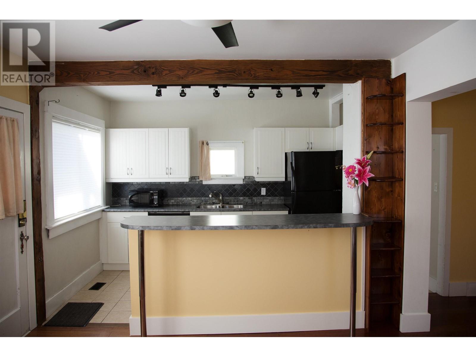 Listing Picture 5 of 13 : 1651 E 34TH AVENUE, Vancouver / 溫哥華 - 魯藝地產 Yvonne Lu Group - MLS Medallion Club Member