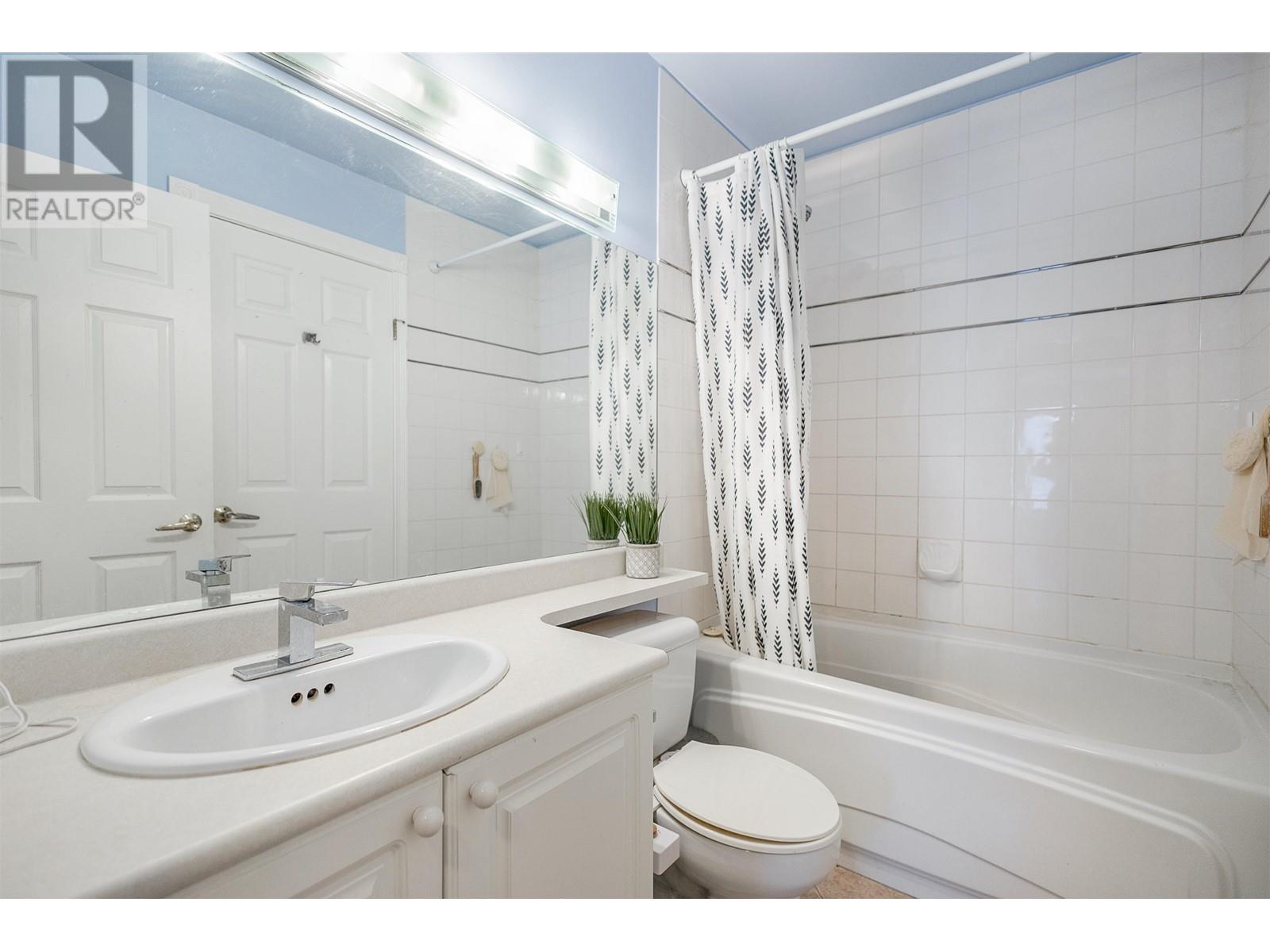 Listing Picture 10 of 14 : PH8 2405 KAMLOOPS STREET, Vancouver / 溫哥華 - 魯藝地產 Yvonne Lu Group - MLS Medallion Club Member