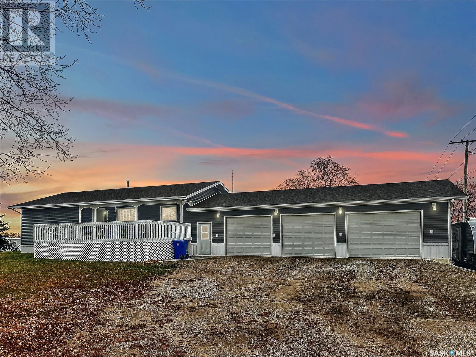314 Railway Avenue, Carnduff, Saskatchewan  S0C 0S0 - Photo 1 - SK995845