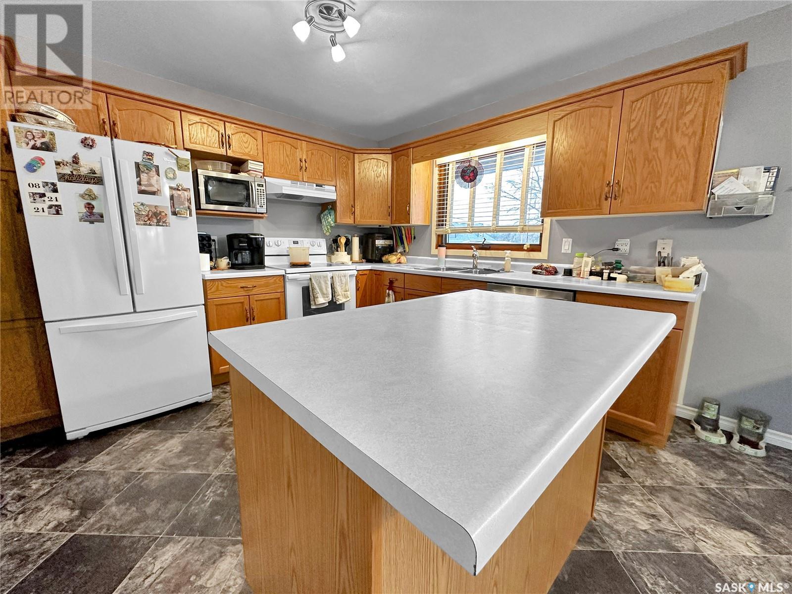314 Railway Avenue, Carnduff, Saskatchewan  S0C 0S0 - Photo 8 - SK995845