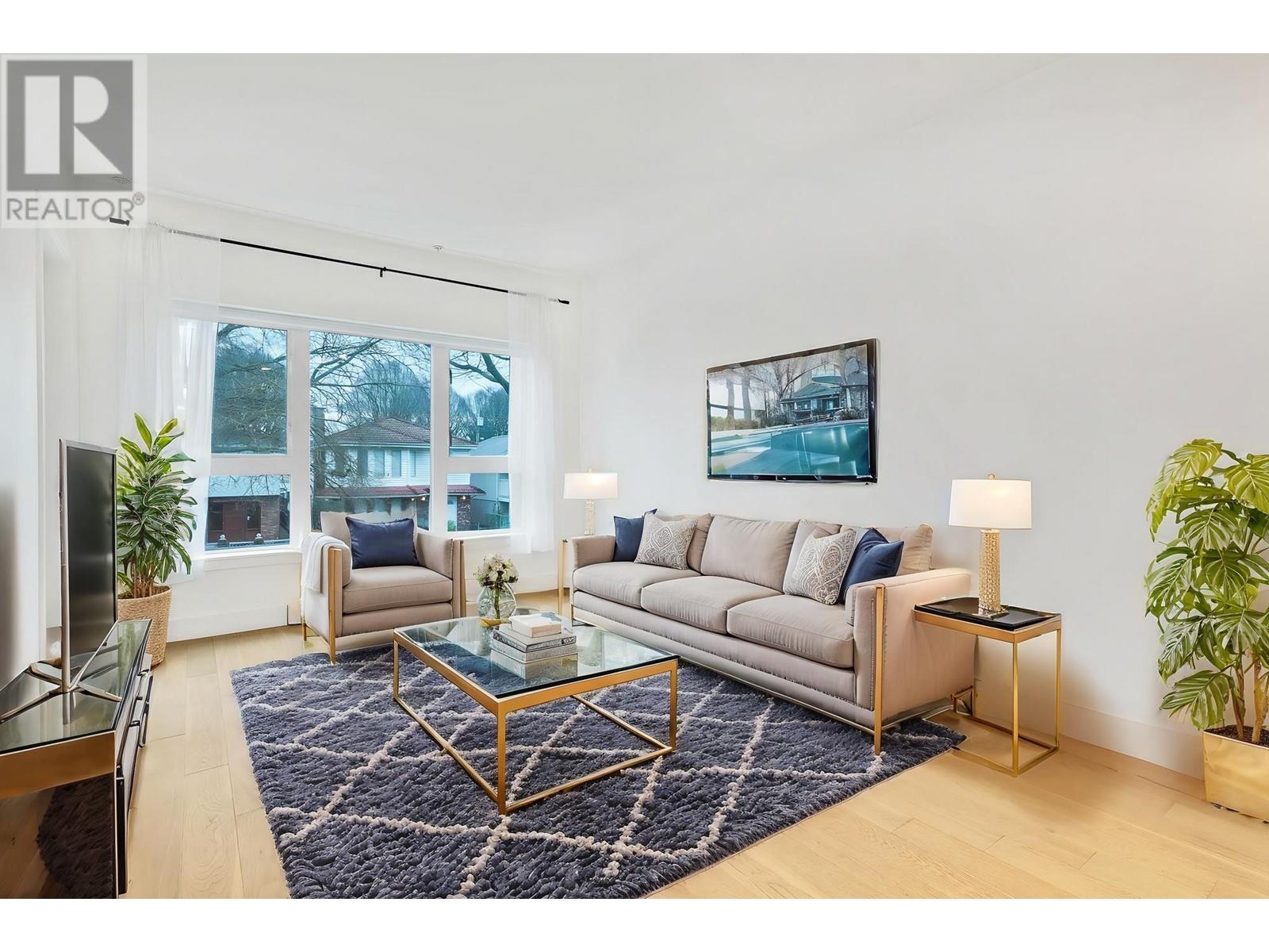 Listing Picture 3 of 35 : 203 2666 DUKE STREET, Vancouver / 溫哥華 - 魯藝地產 Yvonne Lu Group - MLS Medallion Club Member