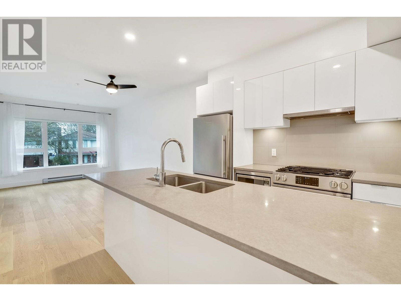 Listing Picture 2 of 35 : 203 2666 DUKE STREET, Vancouver / 溫哥華 - 魯藝地產 Yvonne Lu Group - MLS Medallion Club Member