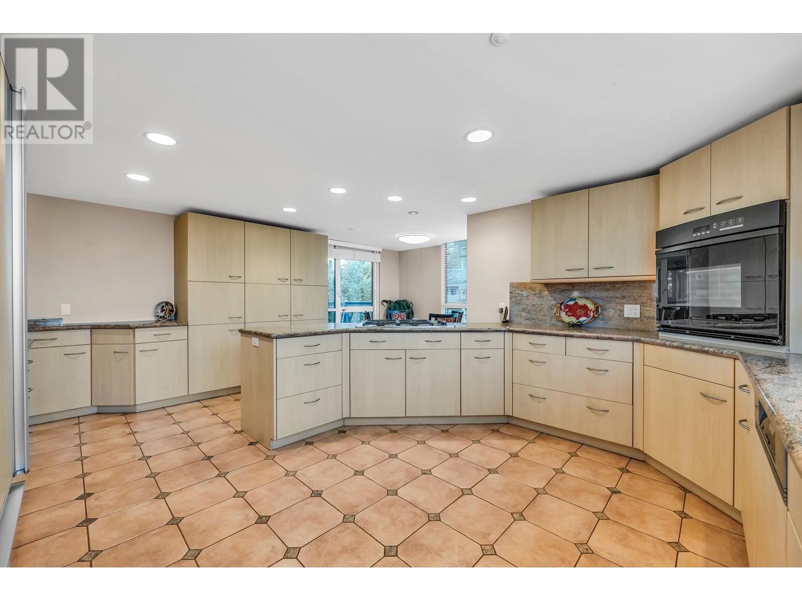 Listing Picture 11 of 34 : 6 1350 W 14TH AVENUE, Vancouver / 溫哥華 - 魯藝地產 Yvonne Lu Group - MLS Medallion Club Member