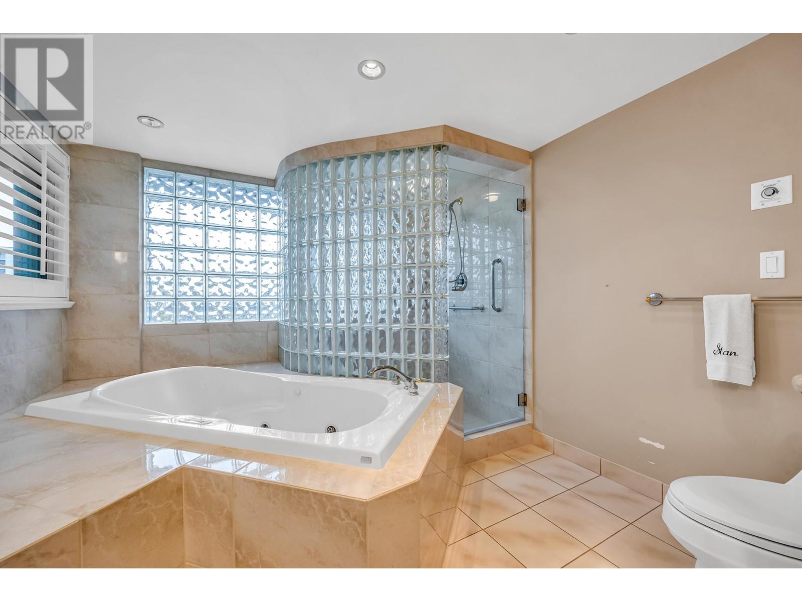 Listing Picture 17 of 34 : 6 1350 W 14TH AVENUE, Vancouver / 溫哥華 - 魯藝地產 Yvonne Lu Group - MLS Medallion Club Member