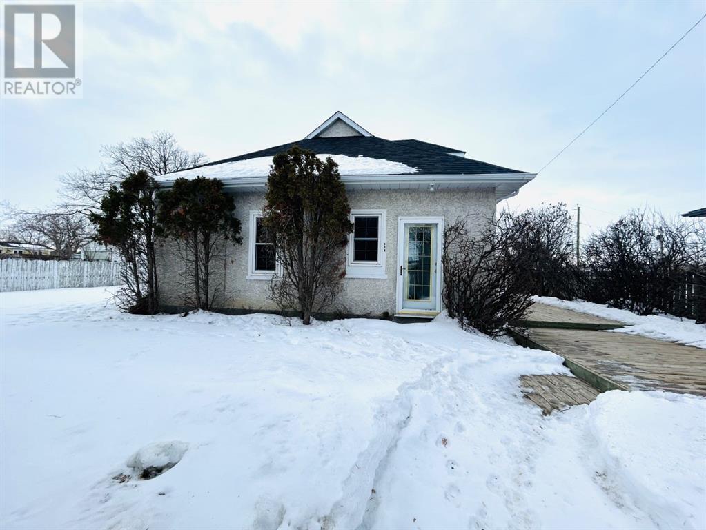 105 2 Avenue E, Oyen, Alberta  T0J 2J0 - Photo 1 - A2192034
