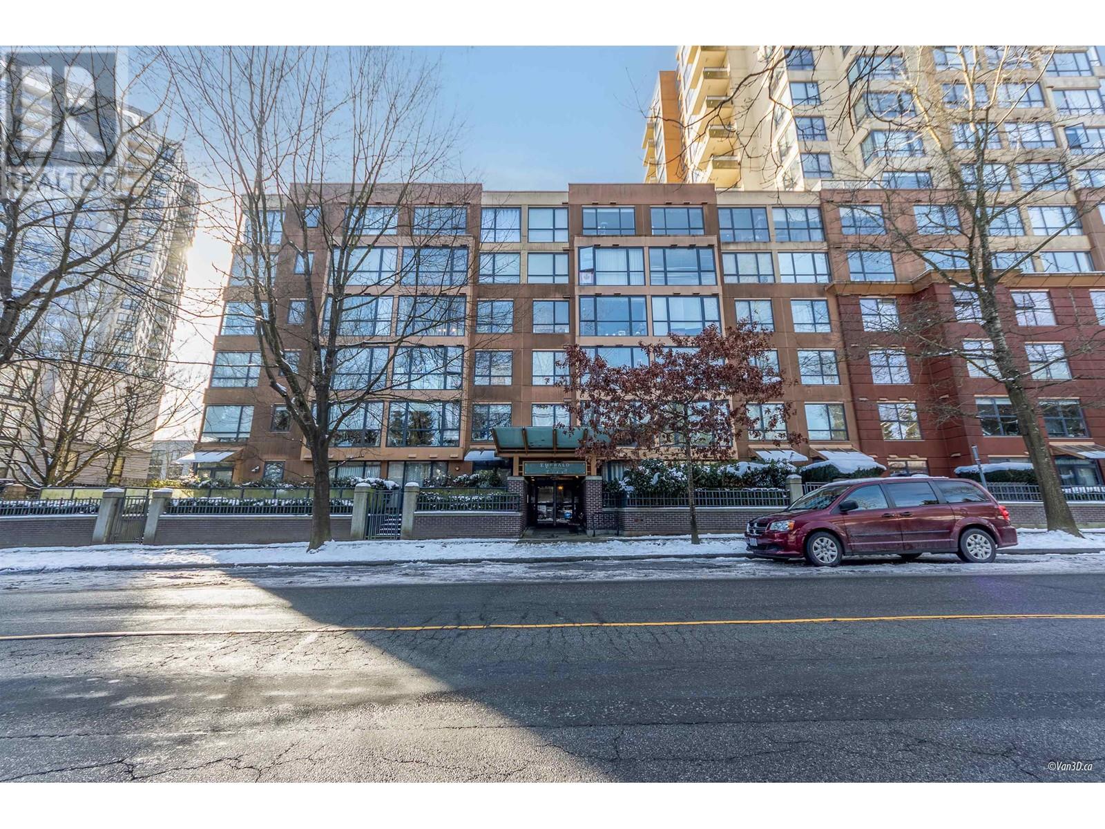 Listing Picture 3 of 18 : 414 3588 VANNESS AVENUE, Vancouver / 溫哥華 - 魯藝地產 Yvonne Lu Group - MLS Medallion Club Member