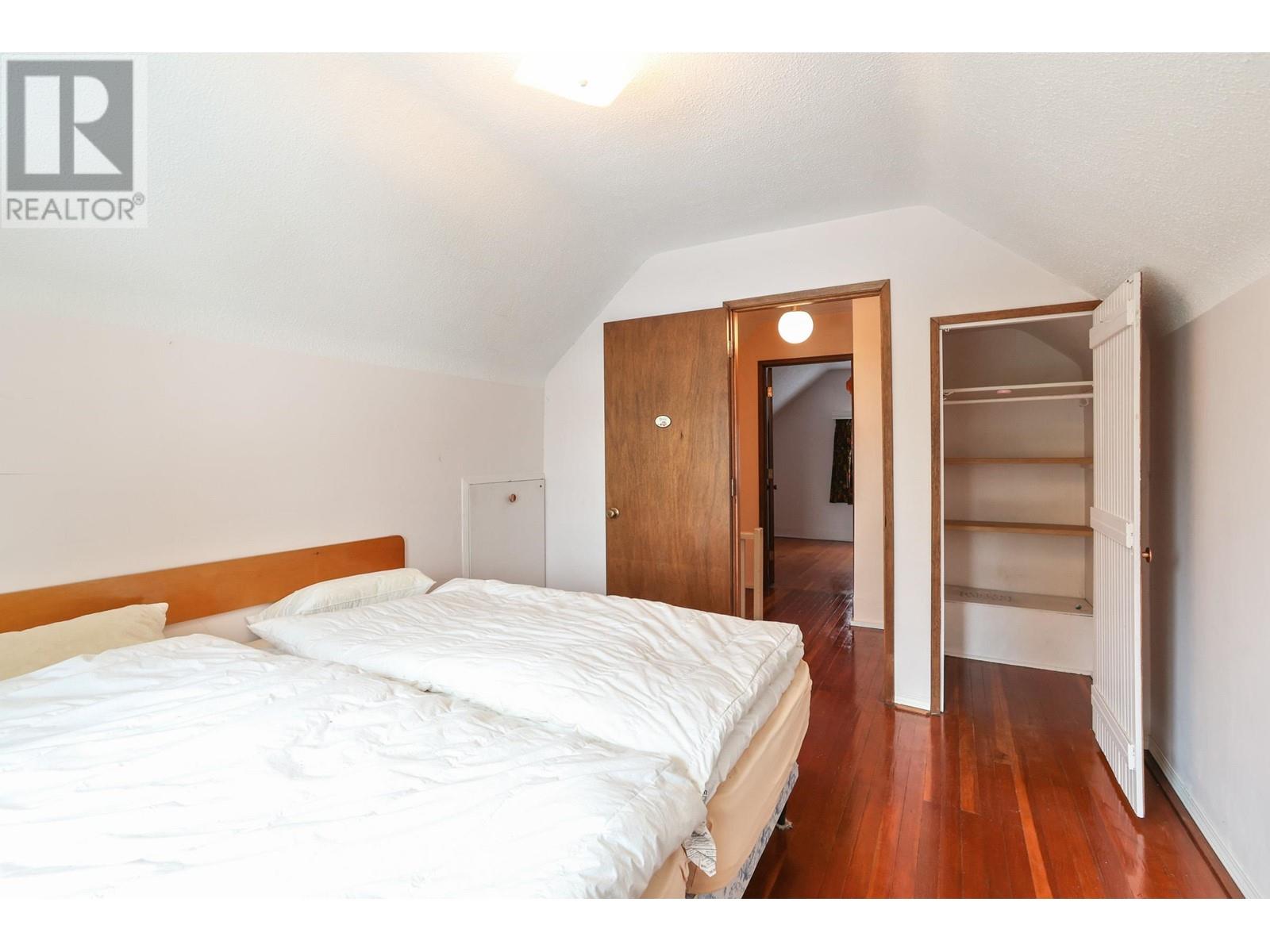 Listing Picture 10 of 21 : 1376 E 11TH AVENUE, Vancouver / 溫哥華 - 魯藝地產 Yvonne Lu Group - MLS Medallion Club Member