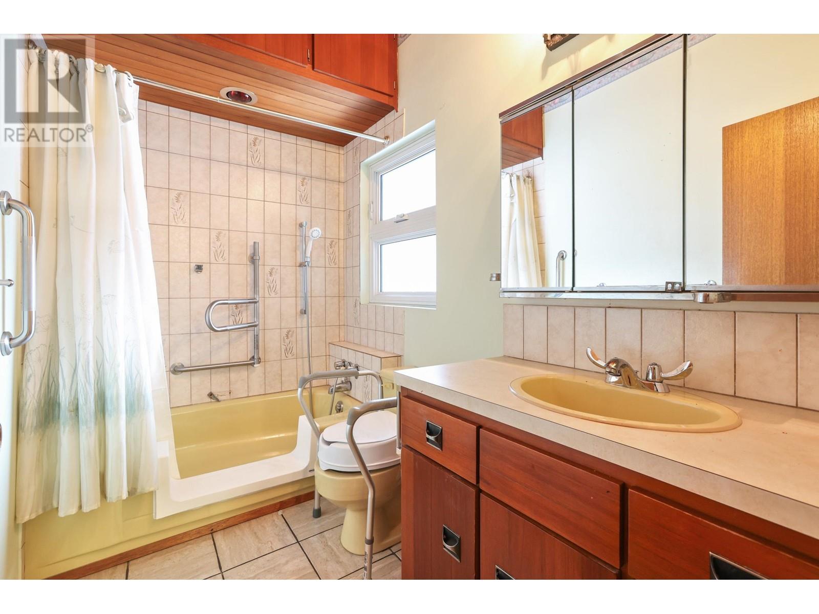 Listing Picture 11 of 21 : 1376 E 11TH AVENUE, Vancouver / 溫哥華 - 魯藝地產 Yvonne Lu Group - MLS Medallion Club Member