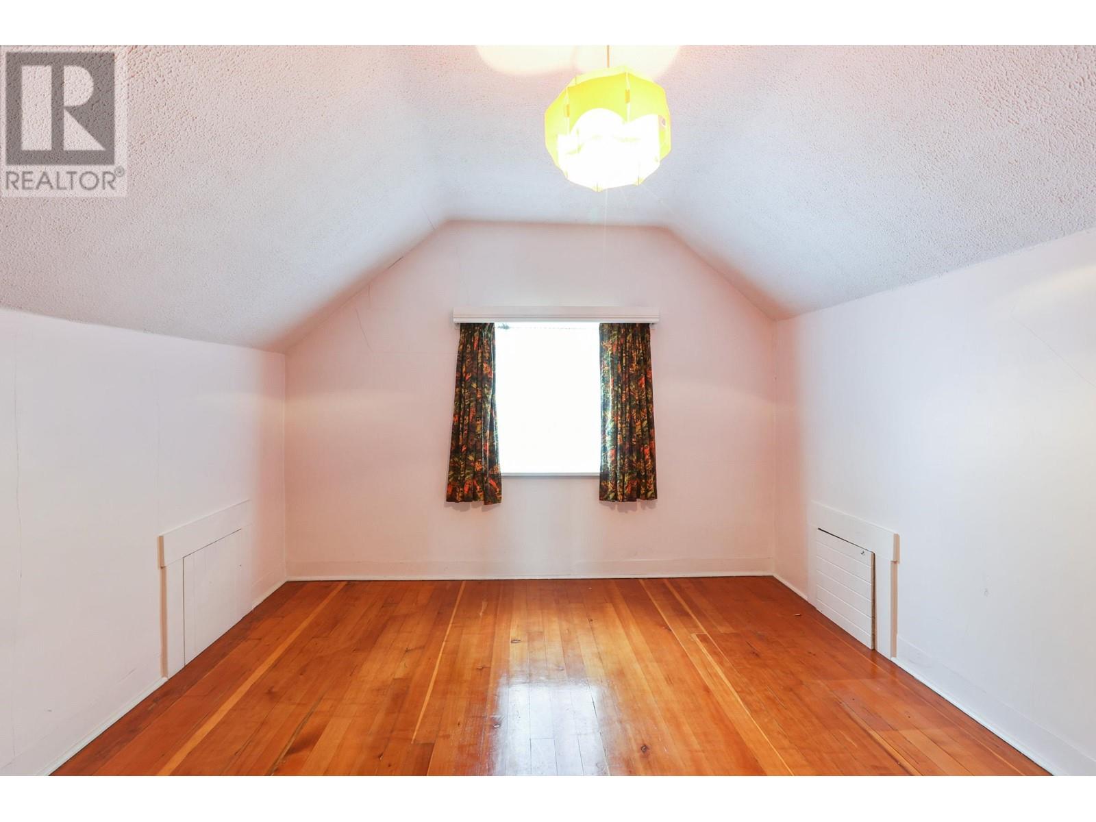 Listing Picture 9 of 21 : 1376 E 11TH AVENUE, Vancouver / 溫哥華 - 魯藝地產 Yvonne Lu Group - MLS Medallion Club Member