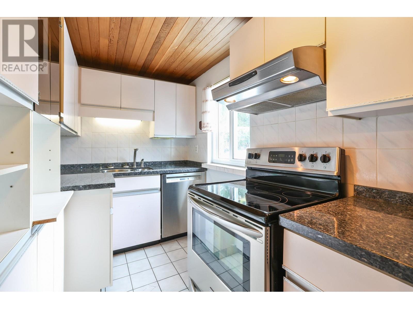 Listing Picture 6 of 21 : 1376 E 11TH AVENUE, Vancouver / 溫哥華 - 魯藝地產 Yvonne Lu Group - MLS Medallion Club Member