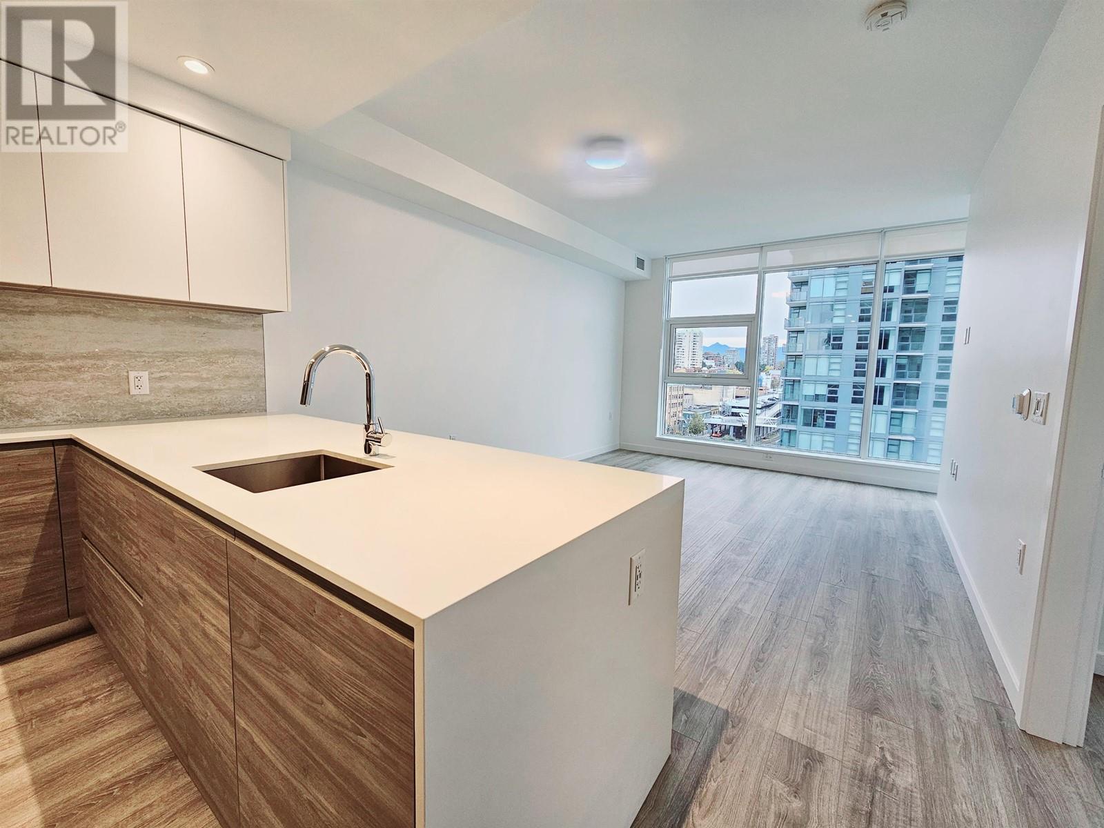 705 680 Quayside Drive, New Westminster, British Columbia  V3M 0P2 - Photo 2 - R2966434