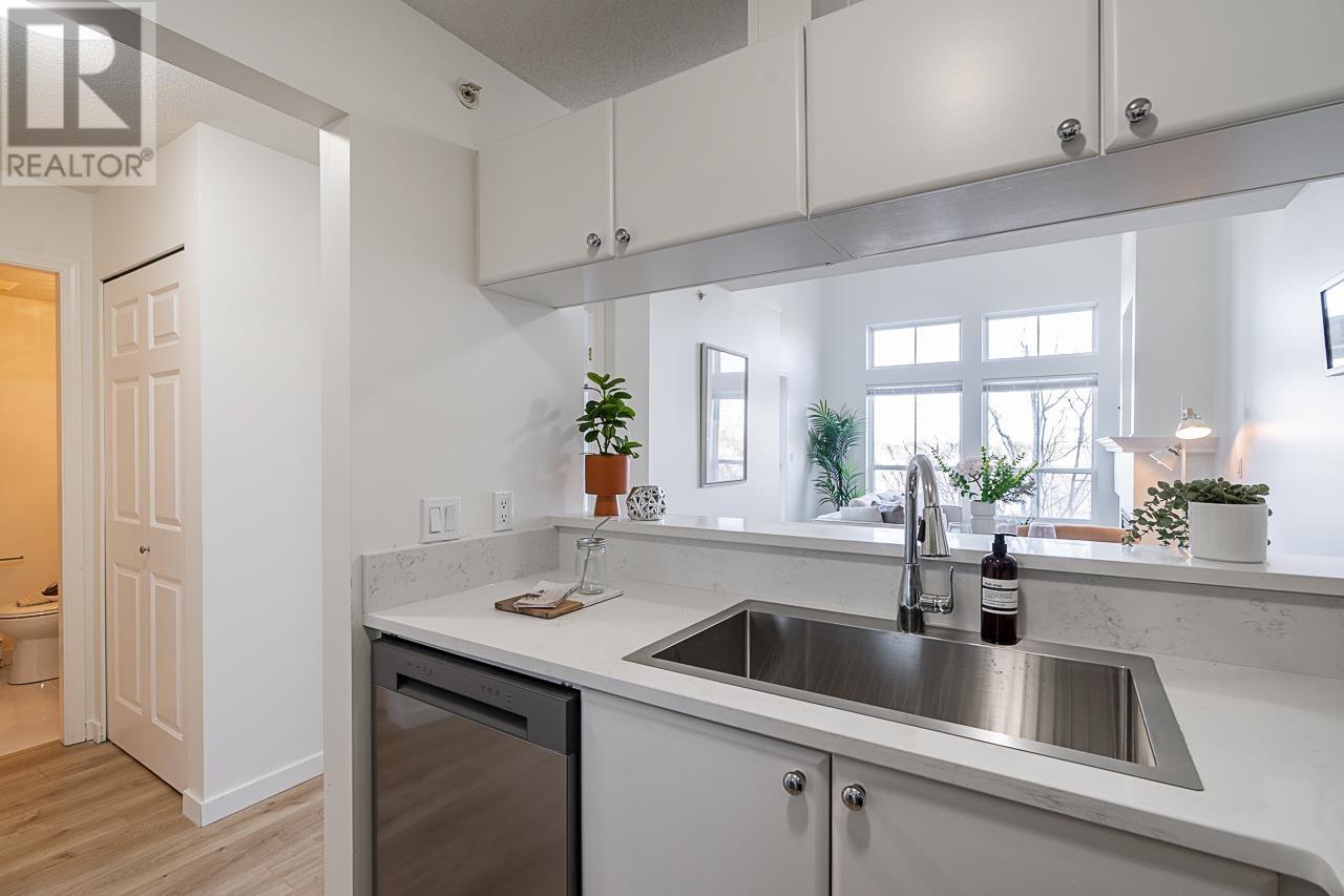 Listing Picture 11 of 33 : 405 5600 ANDREWS ROAD, Richmond / 烈治文 - 魯藝地產 Yvonne Lu Group - MLS Medallion Club Member