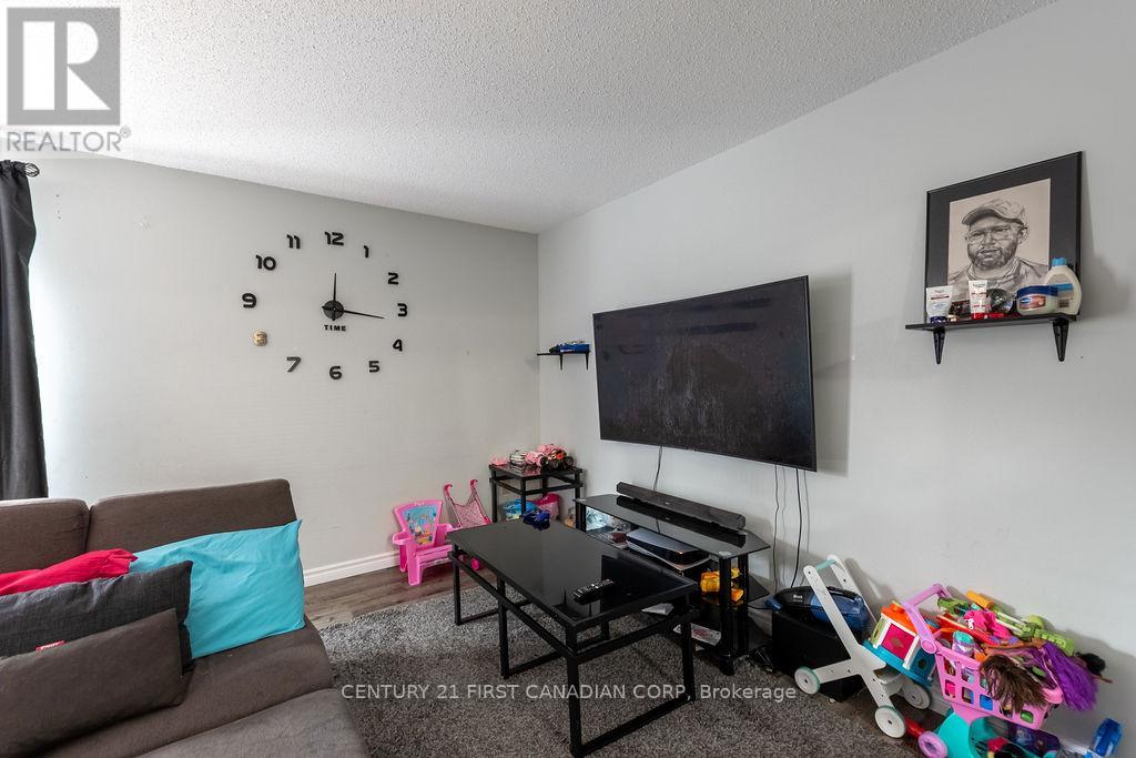 Photo 5 of 18 for 23 - 217 Martinet Avenue