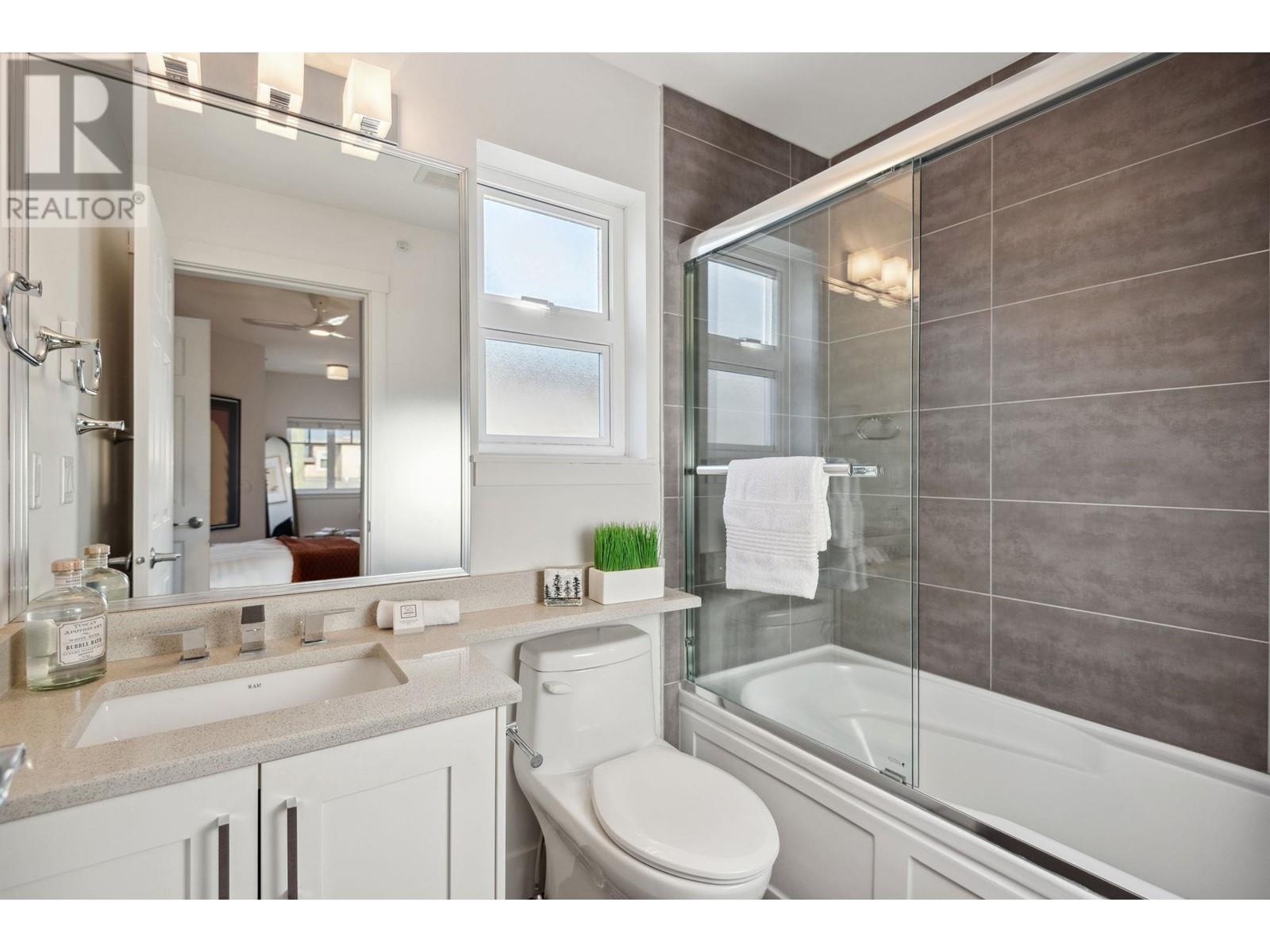 Listing Picture 13 of 21 : 211 2273 TRIUMPH STREET, Vancouver / 溫哥華 - 魯藝地產 Yvonne Lu Group - MLS Medallion Club Member