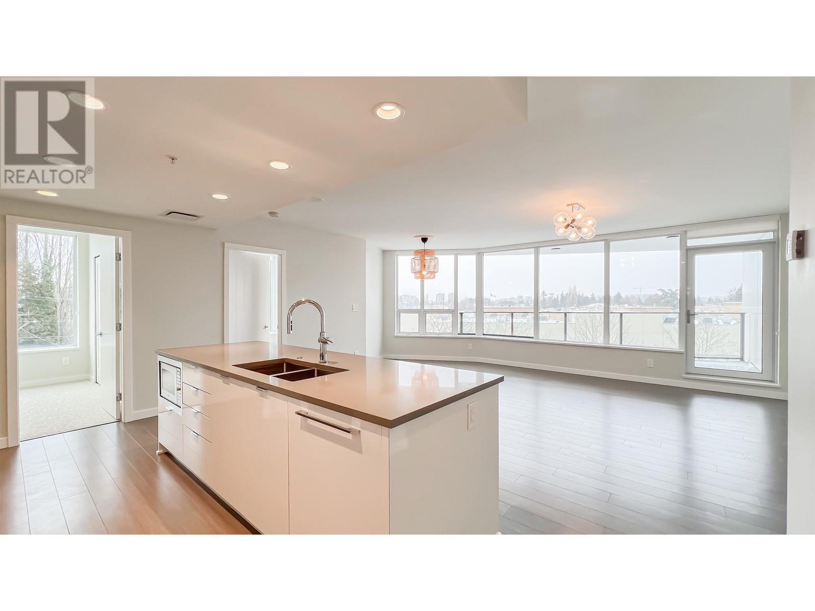 Listing Picture 4 of 27 : 416 3699 SEXSMITH ROAD, Richmond / 烈治文 - 魯藝地產 Yvonne Lu Group - MLS Medallion Club Member