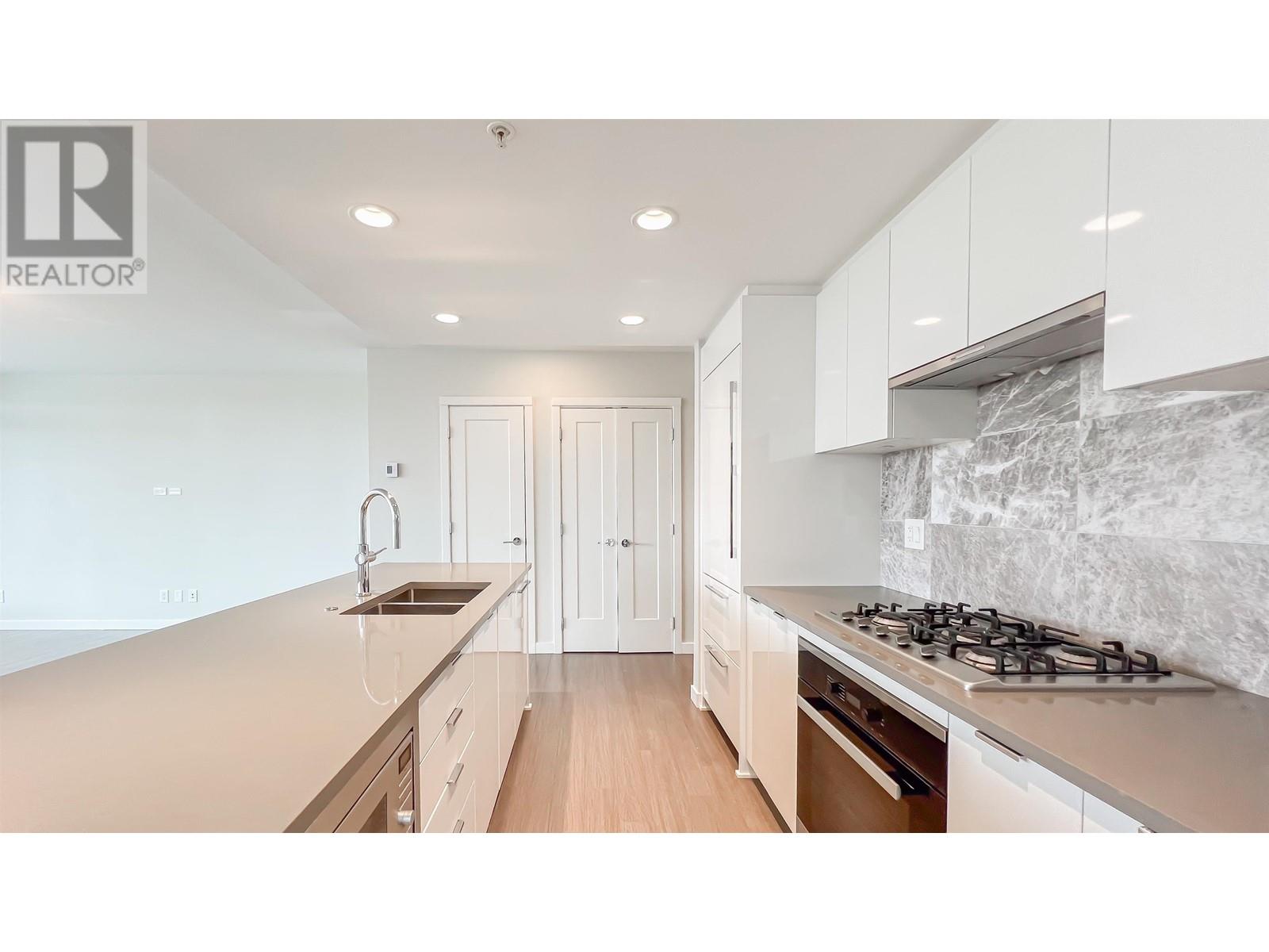 Listing Picture 5 of 27 : 416 3699 SEXSMITH ROAD, Richmond / 烈治文 - 魯藝地產 Yvonne Lu Group - MLS Medallion Club Member