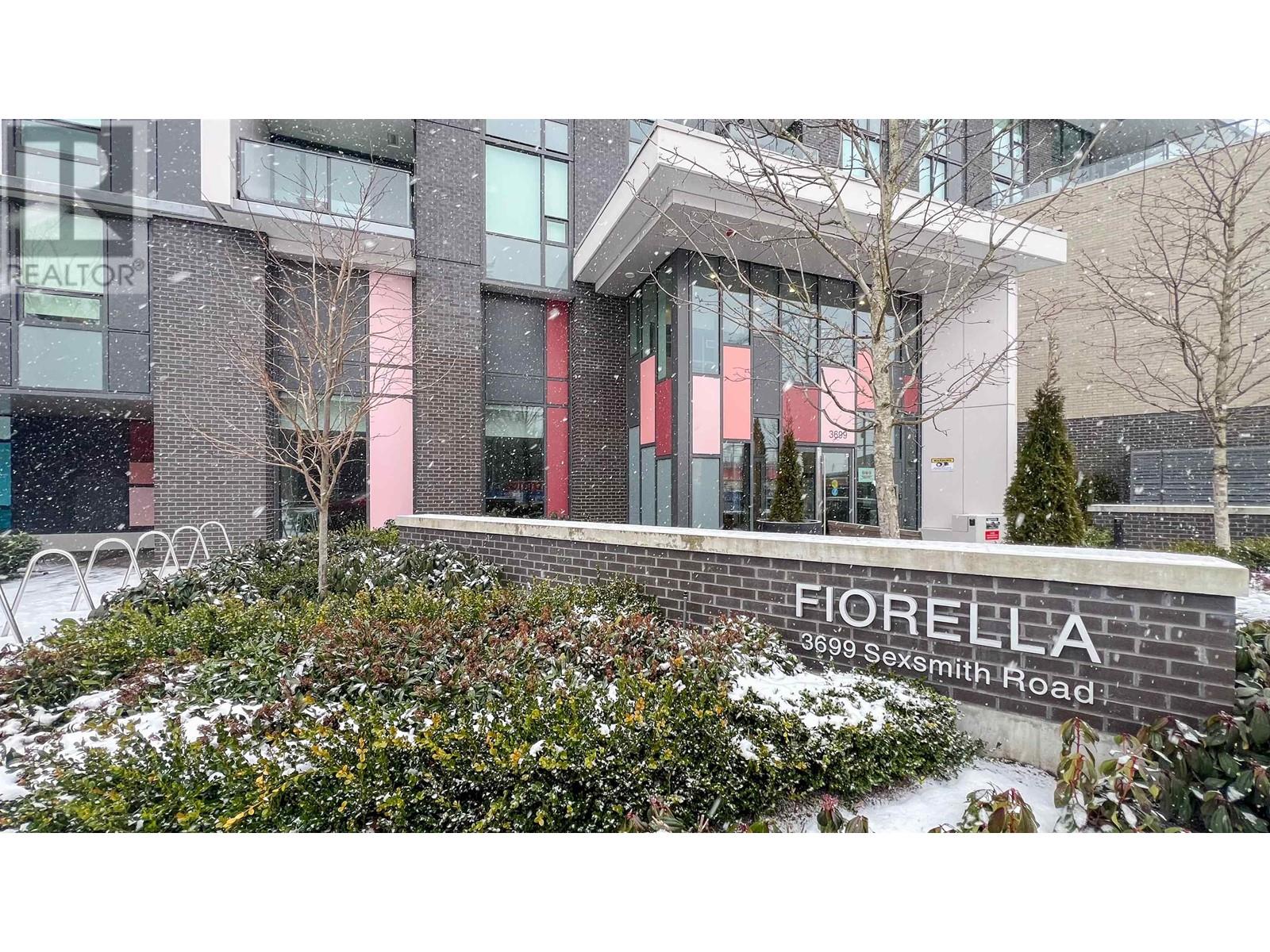 Listing Picture 2 of 27 : 416 3699 SEXSMITH ROAD, Richmond / 烈治文 - 魯藝地產 Yvonne Lu Group - MLS Medallion Club Member
