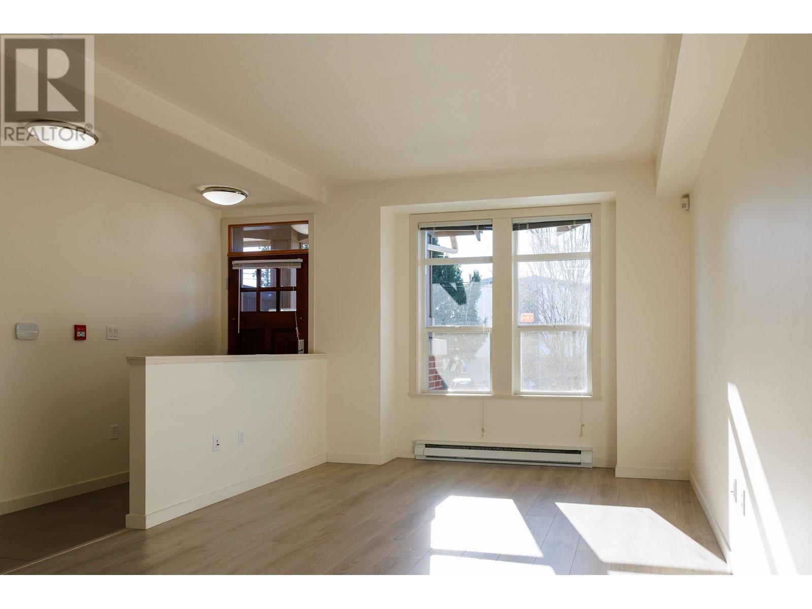 Listing Picture 3 of 26 : 15 5883 IRMIN STREET, Burnaby / 本拿比 - 魯藝地產 Yvonne Lu Group - MLS Medallion Club Member