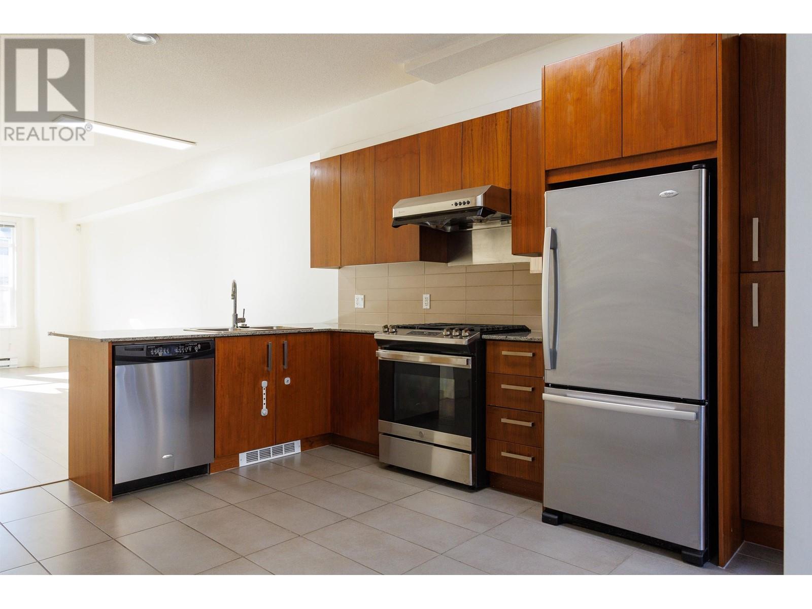 Listing Picture 5 of 26 : 15 5883 IRMIN STREET, Burnaby / 本拿比 - 魯藝地產 Yvonne Lu Group - MLS Medallion Club Member