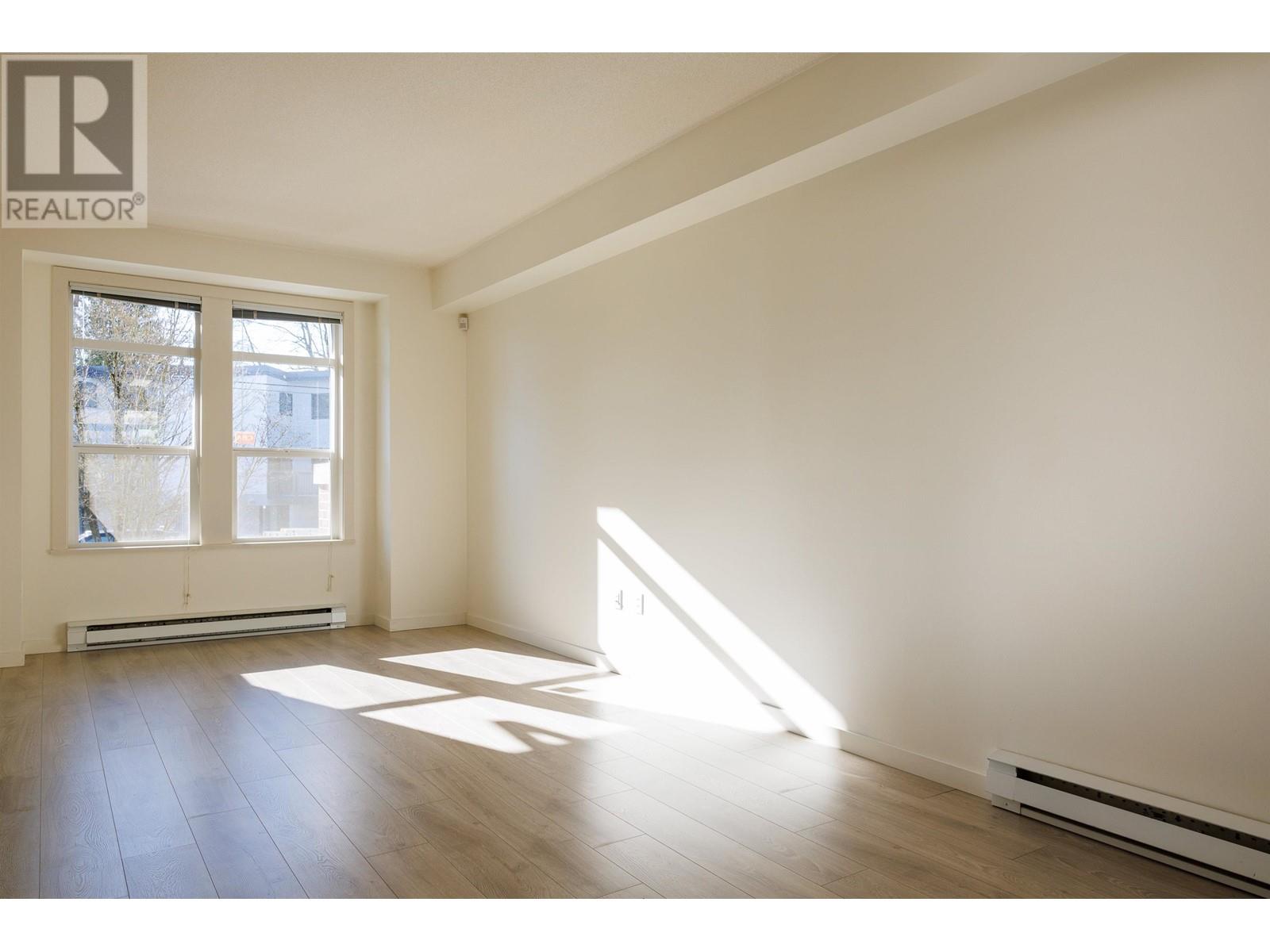 Listing Picture 2 of 26 : 15 5883 IRMIN STREET, Burnaby / 本拿比 - 魯藝地產 Yvonne Lu Group - MLS Medallion Club Member