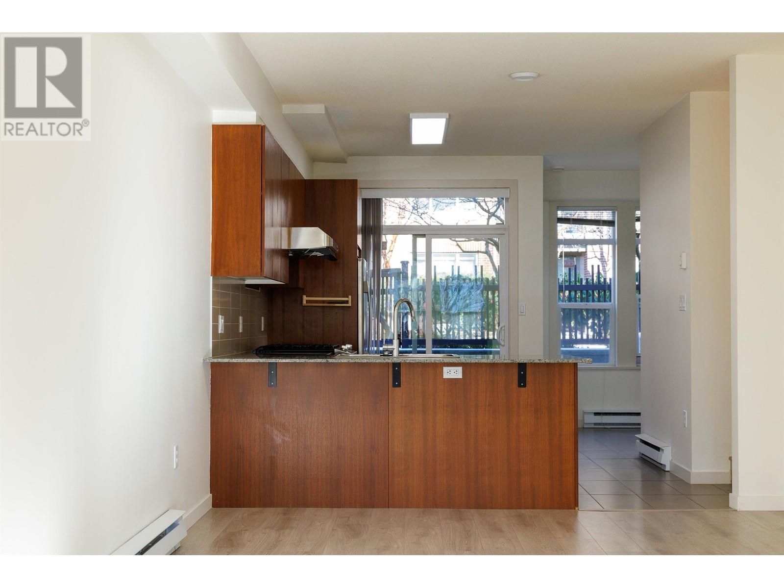 Listing Picture 4 of 26 : 15 5883 IRMIN STREET, Burnaby / 本拿比 - 魯藝地產 Yvonne Lu Group - MLS Medallion Club Member